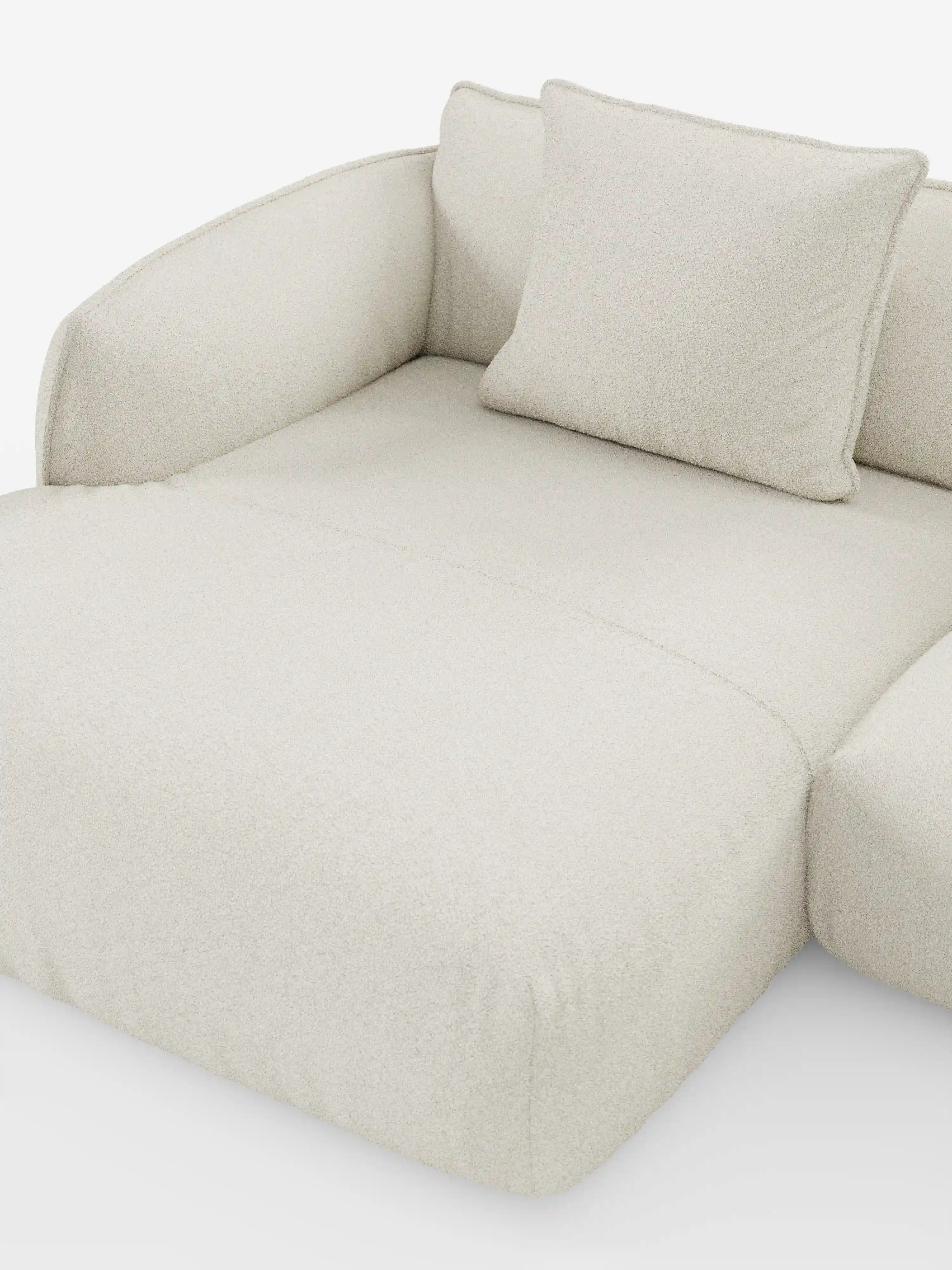 Un lussuoso e moderno divano angolare panoramico componibile “Nimbus con penisola e angolo in tessuto smacchiabile t33” di Divani.Store, in beige chiaro, caratterizzato da braccioli arrotondati e da un unico cuscino quadrato per lo schienale. Il rivestimento in tessuto morbido, testurizzato e antimacchia risalta sullo sfondo bianco a tinta unita.