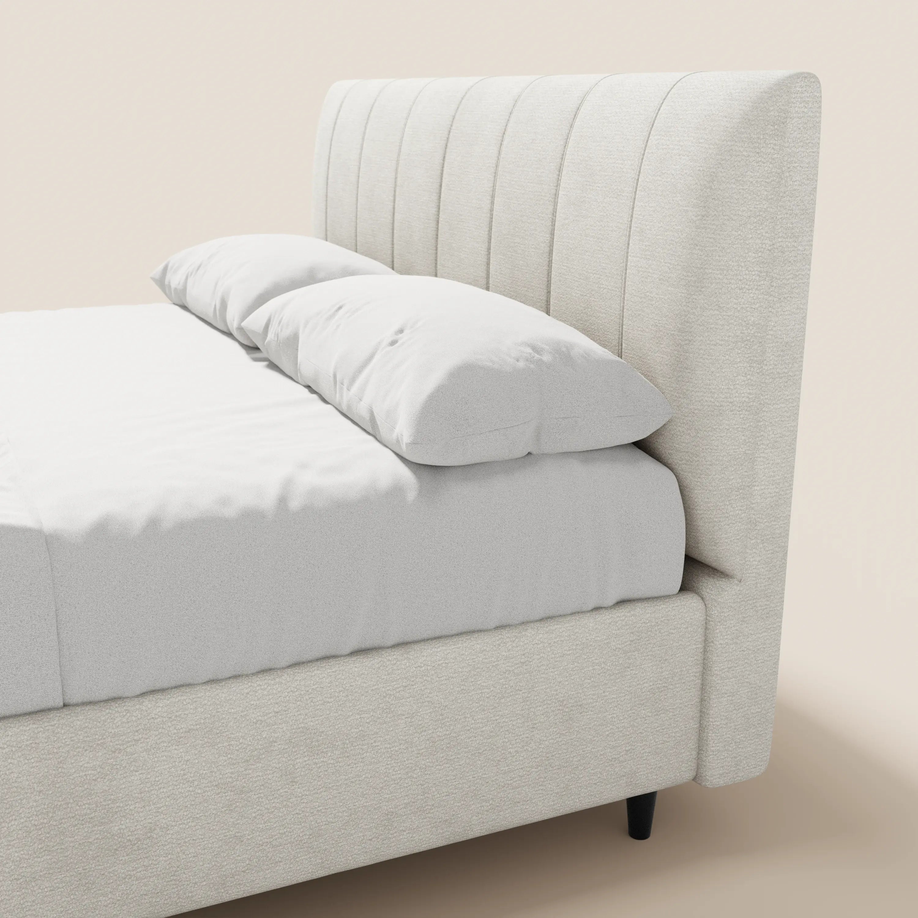 Il letto imbottito ONYX con contenitore di Letti.store presenta una testiera verticale in tessuto certificato Oeko-Tex®, di colore beige chiaro, ed è completato da un lenzuolo bianco e due cuscini bianchi su uno sfondo neutro che ne esalta il design.