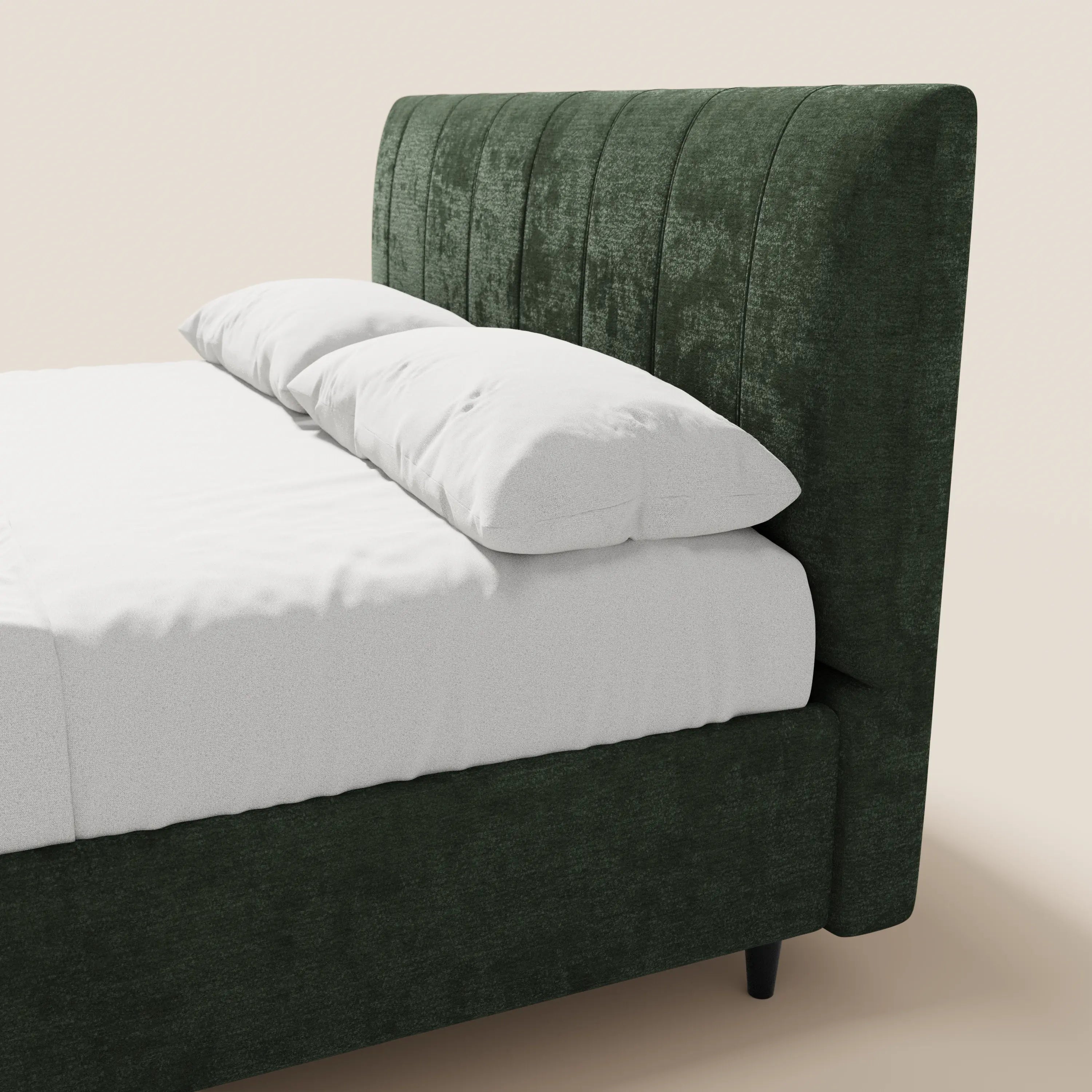 Il letto imbottito ONYX con contenitore e testiera verticale in tessuto certificato Oeko-Tex® di Letti.store presenta una struttura in morbido verde intenso con una testiera alta a doghe verticali. Nell’immagine è raffigurato parzialmente rifatto con biancheria da letto bianca, su uno sfondo chiaro a tinta unita.