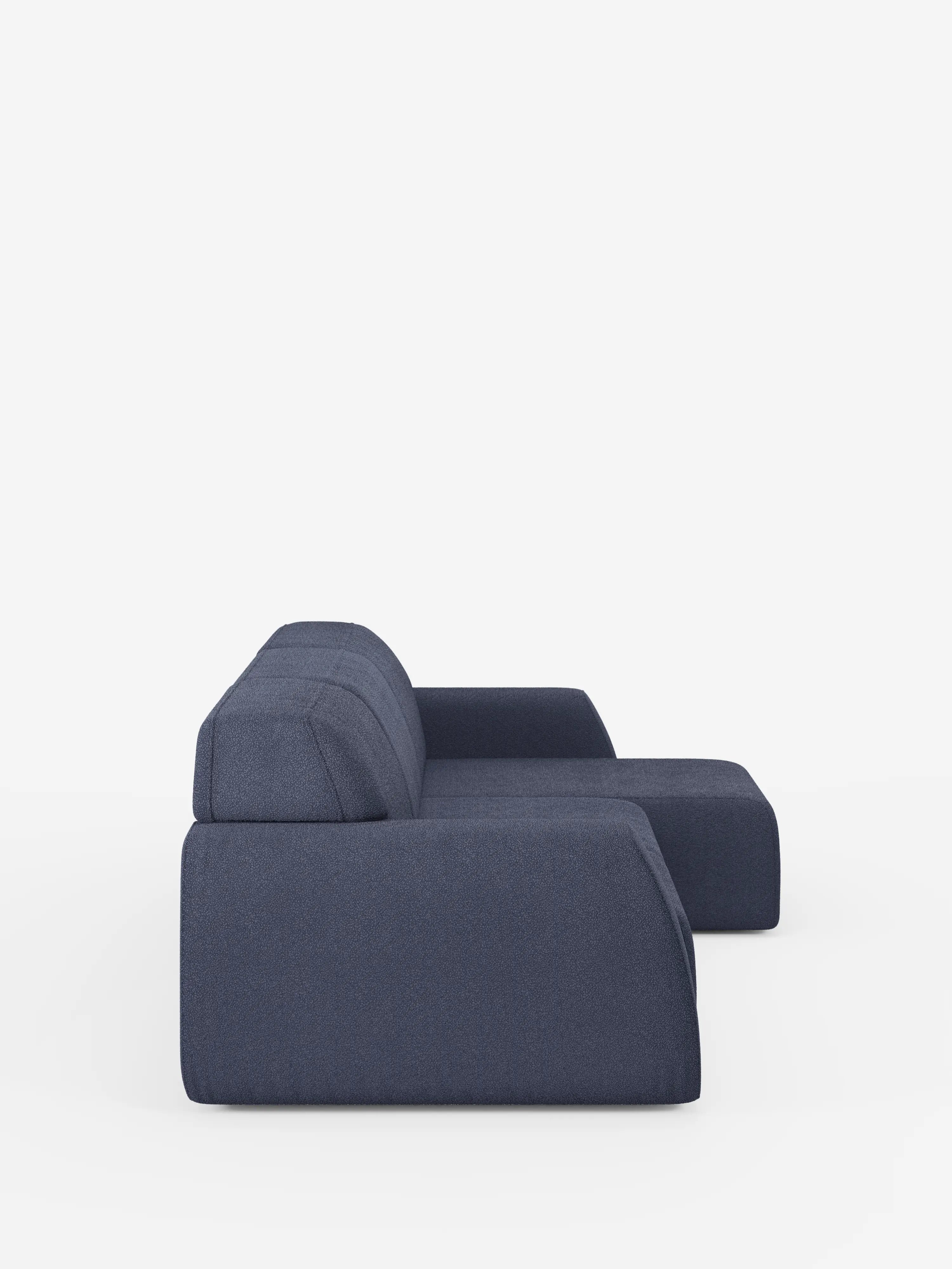 Una vista laterale del divano angolare con penisola reversibile Orbit di Divani.Store, presentato in un blu intenso, ne mette in risalto il profilo moderno dalle linee pulite e dallo schienale basso su uno sfondo bianco a tinta unita. Questo divano componibile di alta gamma è dotato di sedute allungabili e cuscini spessi rivestiti in tessuto T33 effetto cotone smacchiabile, ed incarna l’eleganza minimalista tipica di un vero divano di alta gamma.