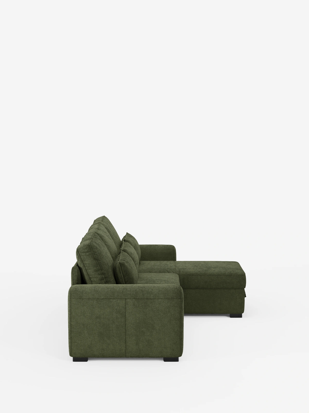 Un divano letto Ottaviano verde oliva con chaise longue estraibile, penisola reversibile e contenitore, realizzato in tessuto materico antimacchia, è raffigurato su uno sfondo bianco, caratterizzato da spessi cuscini dello schienale e piedini a blocco scuri.