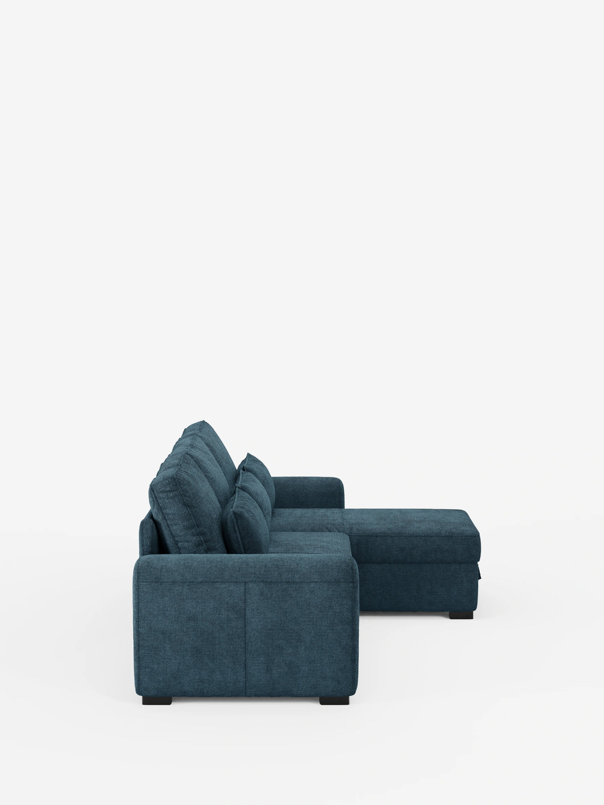 Un divano letto Ottaviano blu scuro con letto estraibile – penisola reversibile e contenitore in tessuto materico smacchiabile, con chaise longue, cuscini dello schienale spessi, braccioli e piedini corti e scuri a blocco su uno sfondo bianco a tinta unita.