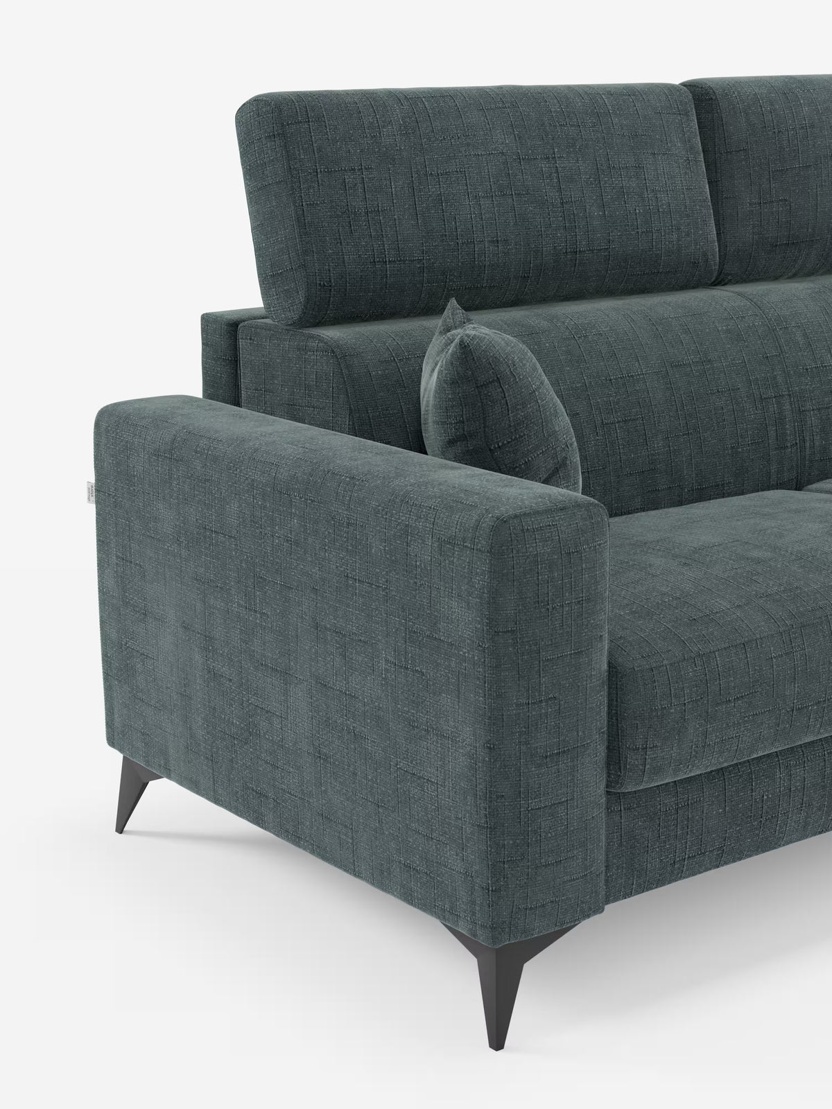 Il divano letto matrimoniale Pegaso di Divani.Store presenta un design moderno con rivestimento in tessuto jacquard verde scuro antimacchia (T22), gambe in metallo nero, poggiatesta regolabili e un cuscino coordinato. Questo divano contemporaneo si caratterizza per le linee pulite e i braccioli squadrati che gli conferiscono un look elegante. Lo sfondo è bianco a tinta unita.