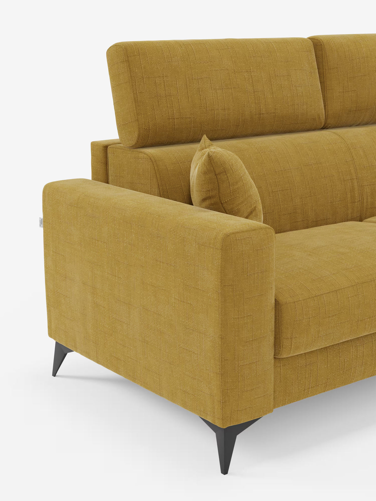 Il divano letto matrimoniale Pegaso di Divani.Store è rivestito in tessuto jacquard T22 giallo senape antimacchia, presenta un design moderno con rivestimento testurizzato, un bracciolo sinistro, gambe nere inclinate, poggiatesta reclinabili regolabili e un piccolo cuscino coordinato sulla seduta. Questo divano contemporaneo risalta sullo sfondo bianco.