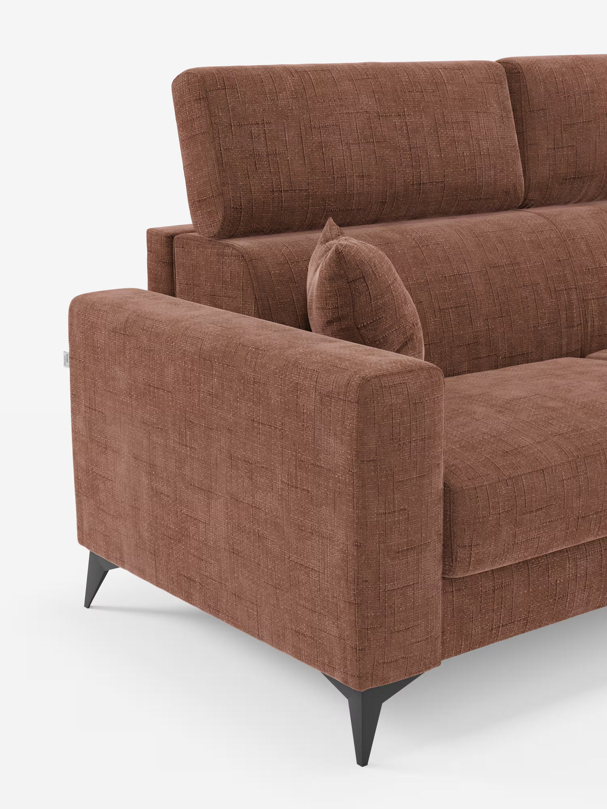 Il divano letto matrimoniale Pegaso di Divani.Store si presenta qui in una versione dal design moderno, rivestito in tessuto jacquard smacchiabile T22 in una sofisticata tonalità di marrone. È caratterizzato da gambe angolate nere e braccioli squadrati, con cuscini decorativi coordinati disposti agli angoli e cuscini dello schienale leggermente rialzati con poggiatesta regolabili. Il divano è posizionato su uno sfondo bianco a tinta unita.