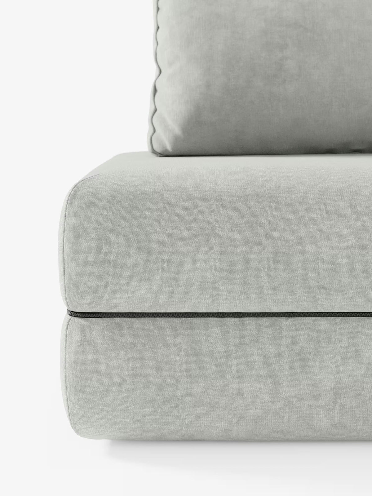 Primo piano del divano letto matrimoniale Rift di Divani.Store, qui presentato in tessuto T31 grigio chiaro smacchiabile, dalla consistenza morbida e vellutata. L’immagine mette in risalto i cuscini della seduta e dello schienale del modello a due posti, caratterizzati da linee pulite, bordi arrotondati e cuciture a vista. Lo sfondo è bianco a tinta unita.
