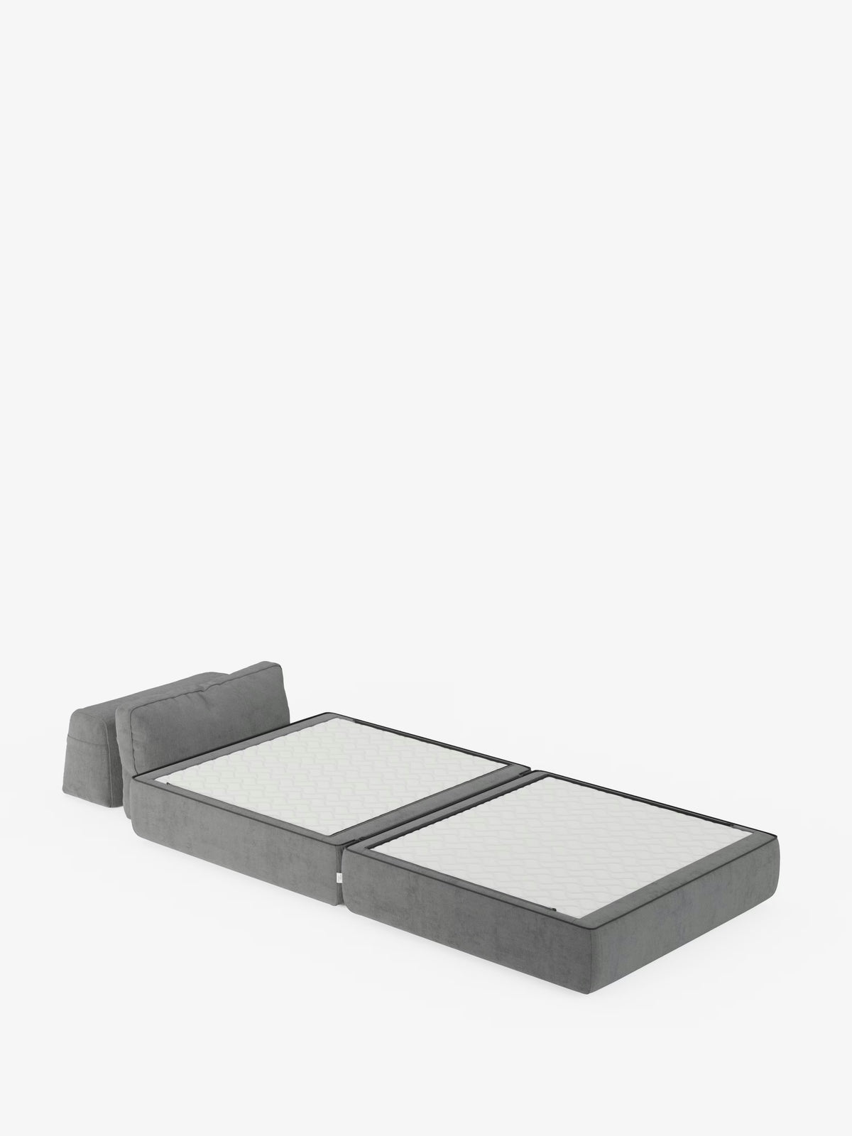 La poltrona letto Rift con materasso alto 24 cm e memory foam di Divani.Store è raffigurata nella versione aperta, con una superficie di riposo piana, caratterizzata da due sezioni di materasso collegate, un poggiatesta basso e morbidi cuscini rivestiti nel moderno tessuto T31 grigio e resistente alle macchie, il tutto su uno sfondo bianco.