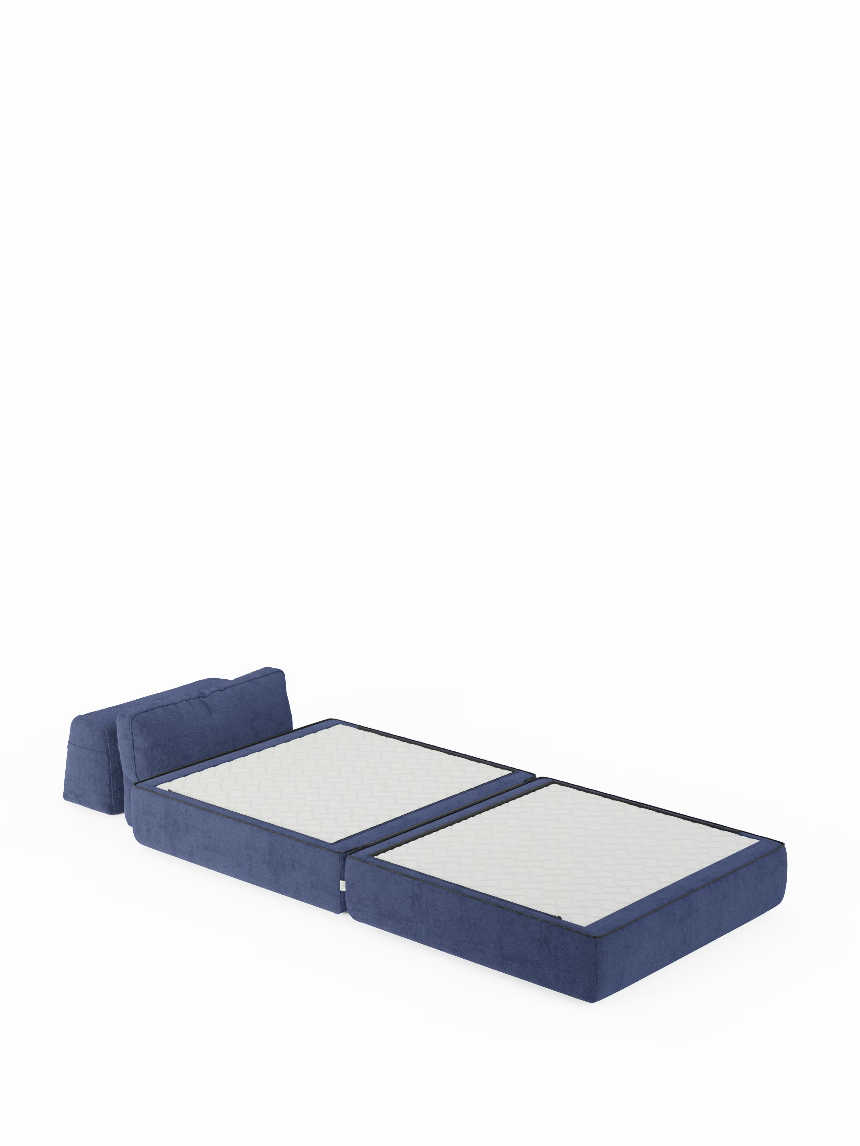 La poltrona letto Rift con materasso alto 22 cm e memory foam di Divani.Store, caratterizzata da un moderno design blu e da uno schienale mobile in tessuto T31 smacchiabile, si apre completamente assumendo una posizione di riposo piatta. Lo schienale regolabile e i cuscini fungono da poggiatesta, mentre due sezioni rettangolari del materasso si estendono verso l’esterno, formando un letto spazioso che si staglia su uno sfondo bianco a tinta unita.
