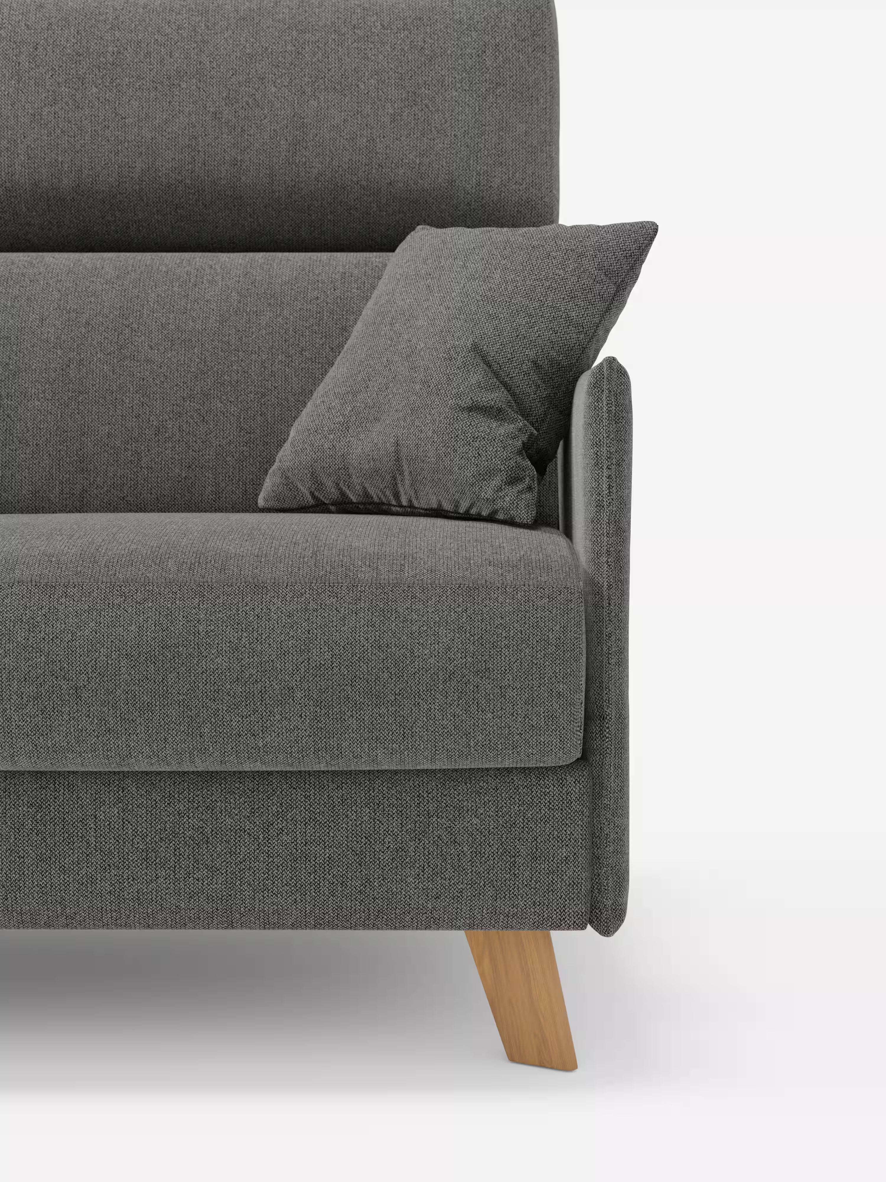 Un primo piano del divano letto matrimoniale Sole dal design compatto di Divani.Store mostra il suo moderno rivestimento in tessuto grigio smacchiabile T23, con un cuscino abbinato appoggiato al bracciolo. Il divano è caratterizzato da linee pulite e dritte e da gambe angolari in legno ispirate al design scandinavo. È visibile solo un lato di questo divano letto compatto con il relativo cuscino, in primo piano su uno sfondo bianco a tinta unita.