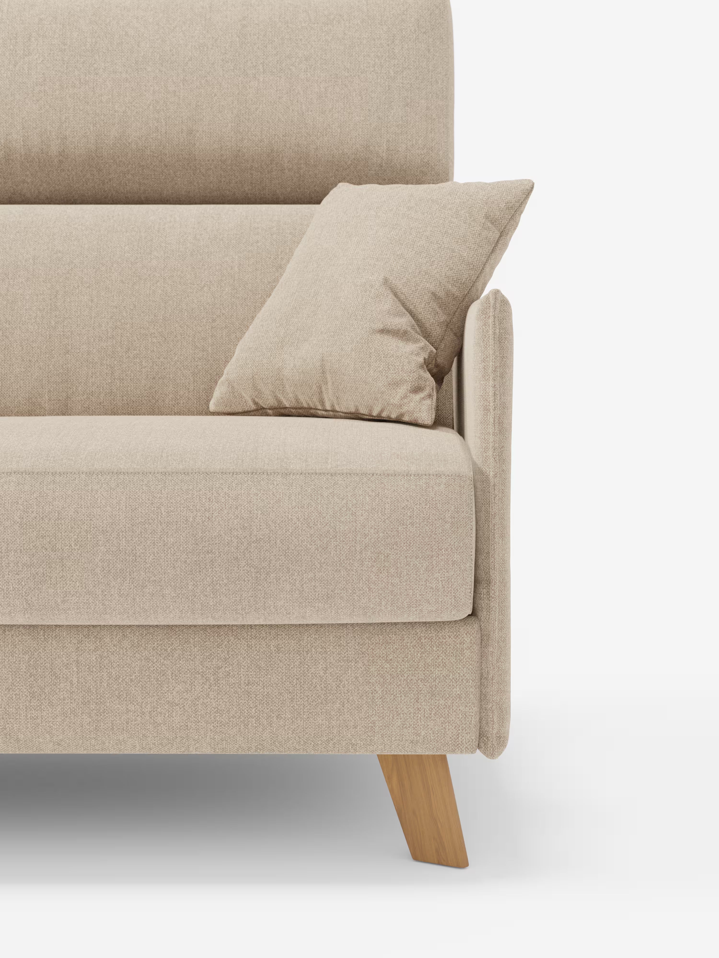 Un primo piano del divano letto matrimoniale Sole dal design compatto di Divani.Store, in un moderno color beige, caratterizzato da gambe in legno e da un cuscino coordinato appoggiato sul bracciolo destro. Lo sfondo bianco a tinta unita mette in risalto le linee pulite e il design minimalista del divano, valorizzandone i poggiatesta reclinabili e il rivestimento in tessuto T23, rimovibile al 100% e resistente alle macchie.