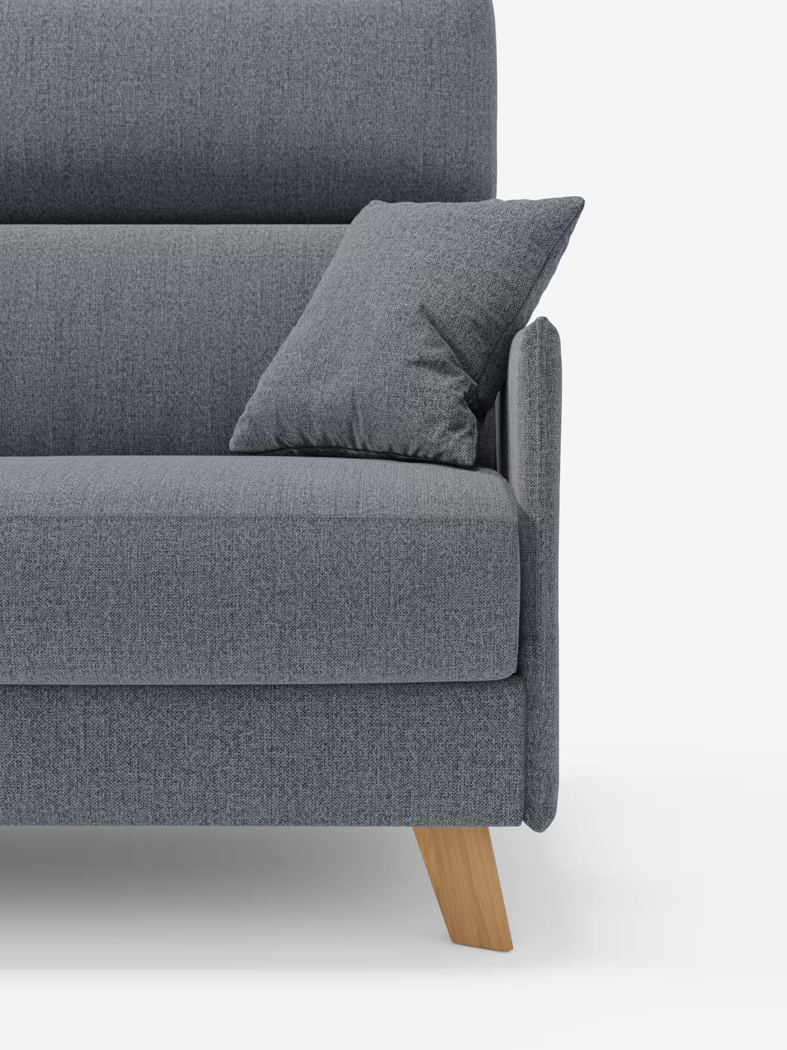 Un primo piano del divano letto matrimoniale Sole dal design compatto di Divani.Store, rivestito in moderno tessuto grigio smacchiabile T23. Il divano presenta gambe angolari in legno e un cuscino grigio abbinato appoggiato al bracciolo destro. Su uno sfondo bianco a tinta unita, l’immagine mette in risalto le sue linee pulite, l’estetica minimalista, i rivestimenti completamente sfoderabili e i poggiatesta reclinabili.