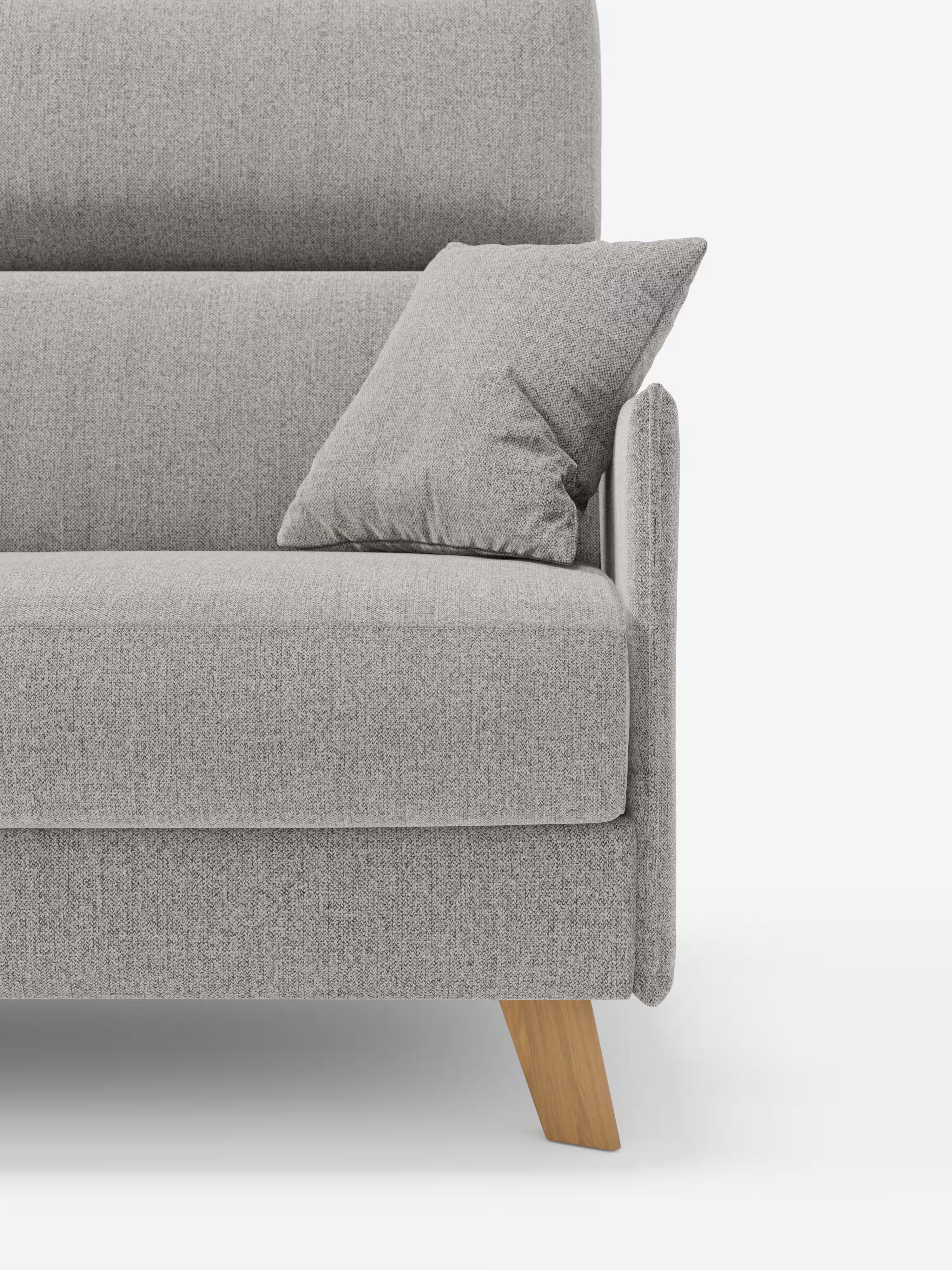 Un primo piano del divano letto matrimoniale Sole dal design compatto di Divani.Store, realizzato in un moderno tessuto T23 grigio chiaro resistente alle macchie, mostra un unico cuscino coordinato sulla seduta. Questo divano in stile scandinavo presenta linee pulite, uno schienale alto con poggiatesta reclinabili e gambe in legno inclinate verso l’esterno. Lo sfondo è bianco a tinta unita.