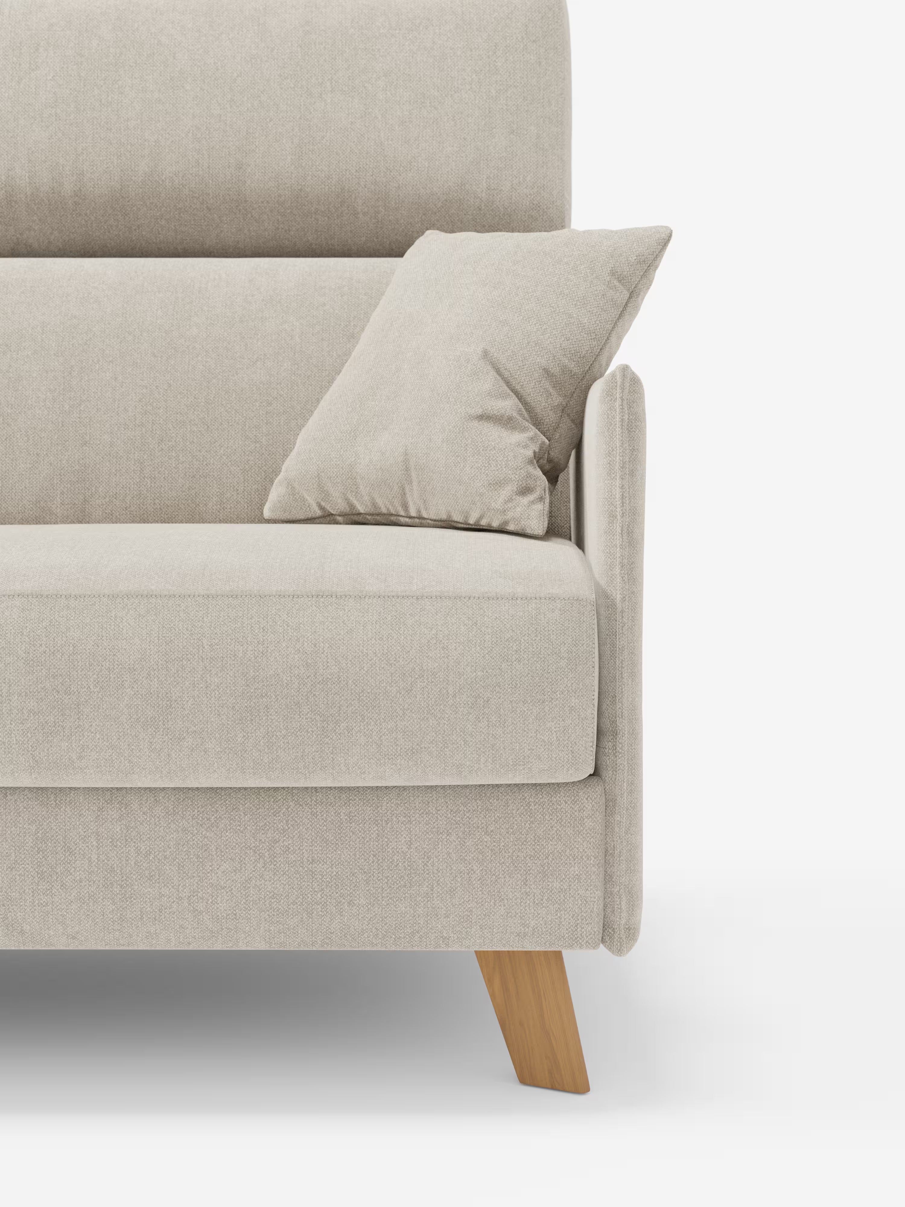 Viene mostrata una vista parziale del divano letto matrimoniale Sole di Divani.Store, rivestito in tessuto T23 beige chiaro smacchiabile, con un cuscino coordinato posizionato nell’angolo. Questo divano letto compatto presenta un design di ispirazione scandinava con gambe angolari in legno e poggiatesta regolabili, ed è sfoderabile al 100% per una facile pulizia. Il divano è posizionato su uno sfondo bianco; nell’immagine è visibile solo la metà sinistra.