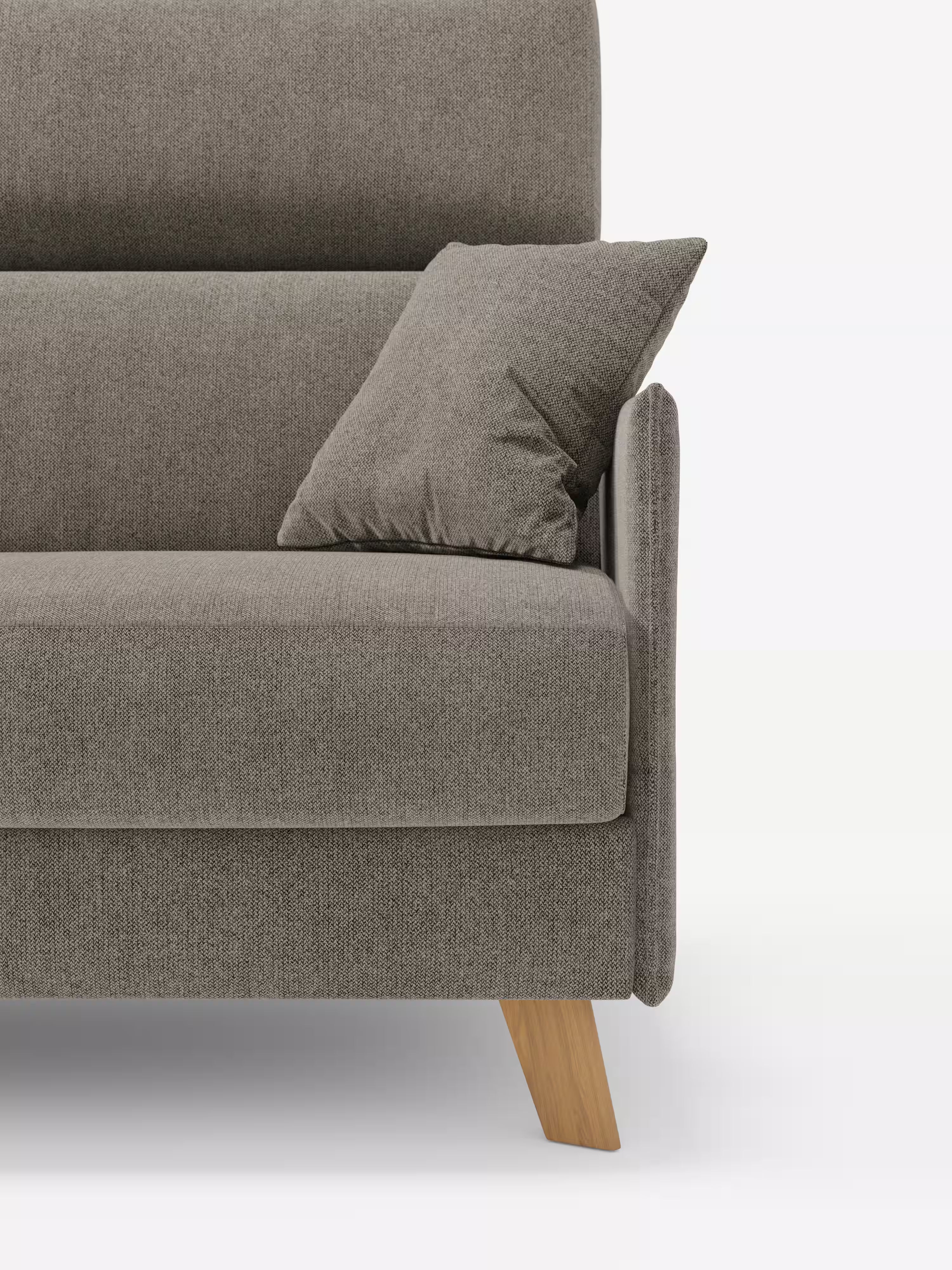 Primo piano del divano letto matrimoniale Sole dal design compatto di Divani.Store, caratterizzato da un moderno rivestimento grigio e da gambe angolate in legno che catturano lo spirito dello stile scandinavo. Un cuscino grigio abbinato poggia sul bracciolo destro, mettendo in risalto le linee pulite del divano e il tessuto T23, dalla trama particolare, rimovibile al 100% e facile da pulire. Lo sfondo bianco a tinta unita attira l’attenzione sul suo design compatto e sui poggiatesta regolabili.