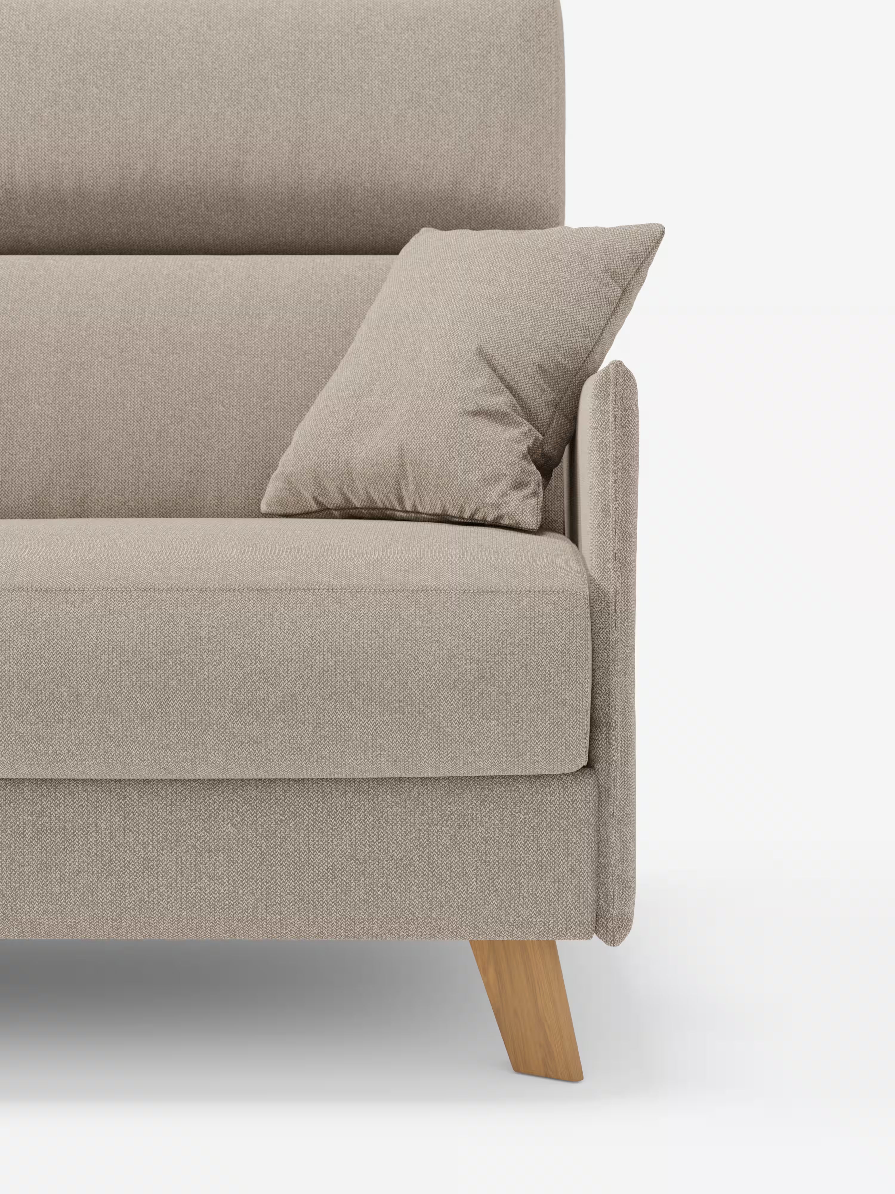 Primo piano del divano letto matrimoniale Sole dal design compatto di Divani.Il modello, rivestito in tessuto beige smacchiabile T23 con un cuscino coordinato appoggiato sul bracciolo destro, è un divano letto compatto dotato di poggiatesta reclinabili, rivestimento sfoderabile al 100%, gambe angolate in legno e presentato su uno sfondo bianco a tinta unita.