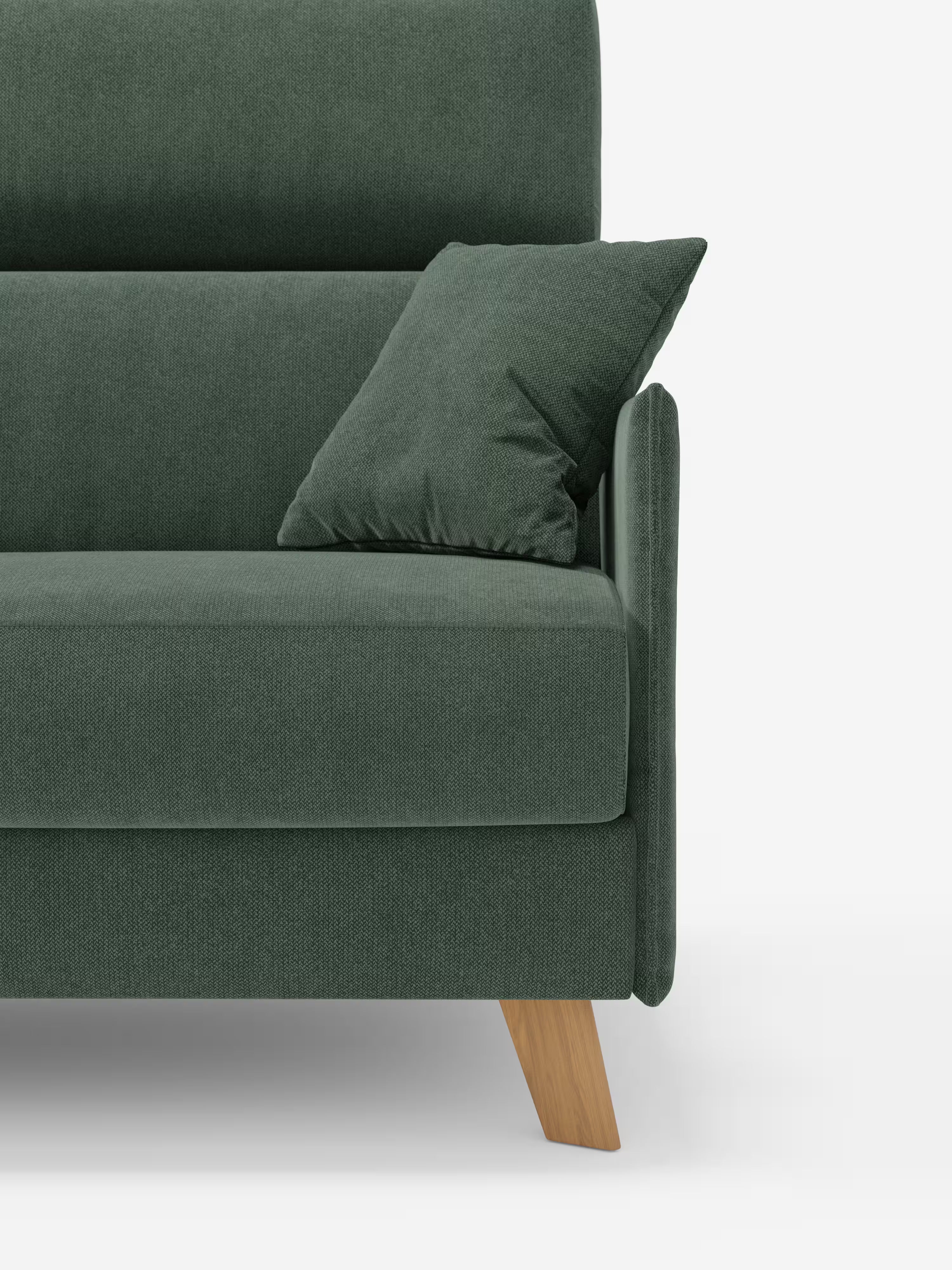 Vista parziale del divano letto matrimoniale Sole dal design compatto di Divani.Store, rivestito in tessuto verde smacchiabile T23, con cuscino abbinato, gambe angolari in legno a vista e un design minimalista in puro stile scandinavo con poggiatesta regolabili, su sfondo bianco.