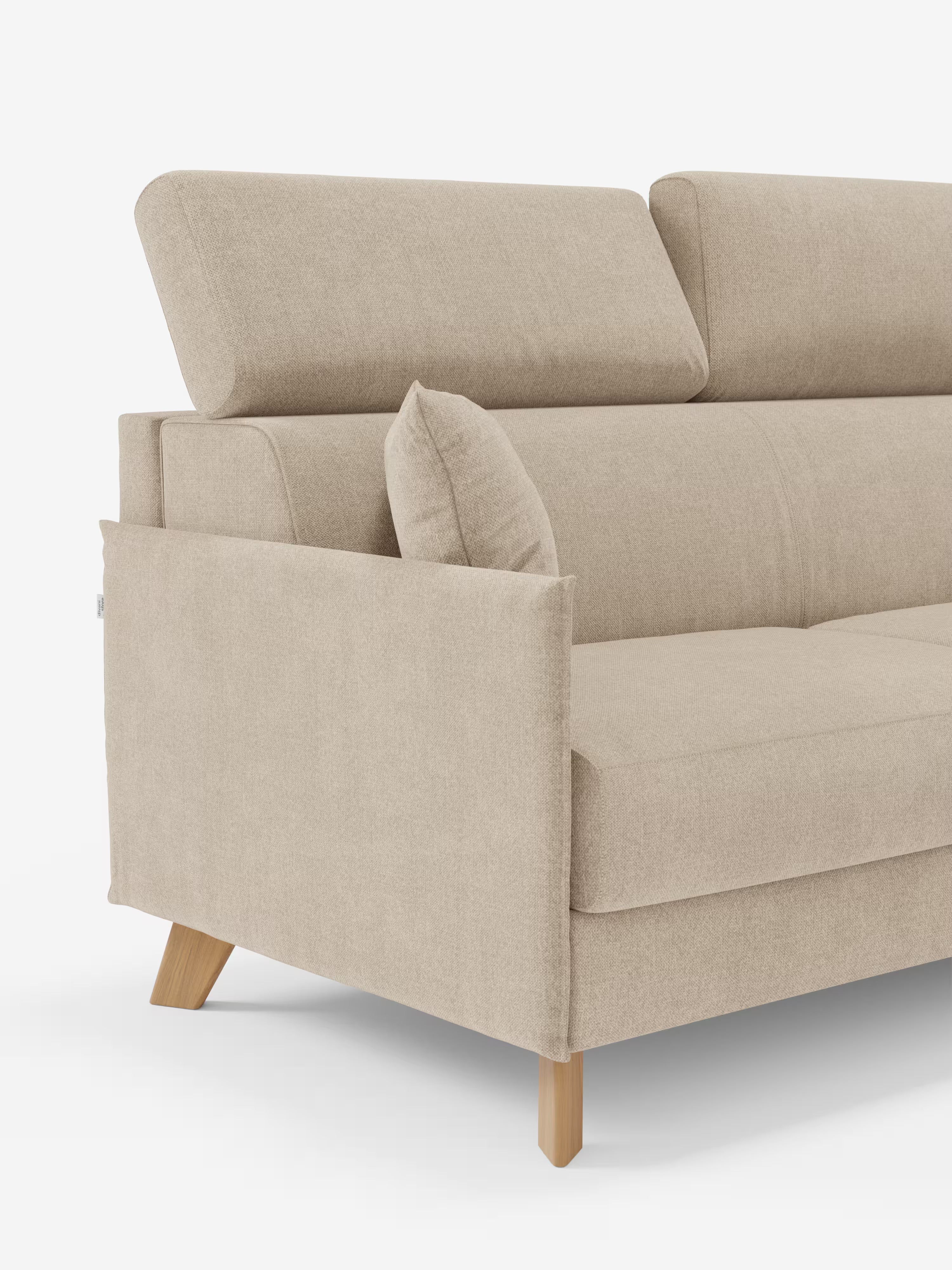 Sole: divano letto matrimoniale angolare con penisola contenitore e poggiatesta reclinabili di Divani.Store, rivestito in tessuto T23 beige facile da pulire. Questo divano presenta un design spazioso con braccioli squadrati, poggiatesta regolabile e gambe angolari in legno chiaro. Il suo stile moderno e minimalista si ispira allo stile scandinavo, mentre lo sfondo bianco a tinta unita mette in risalto le raffinate texture e i dettagli strutturali del divano.