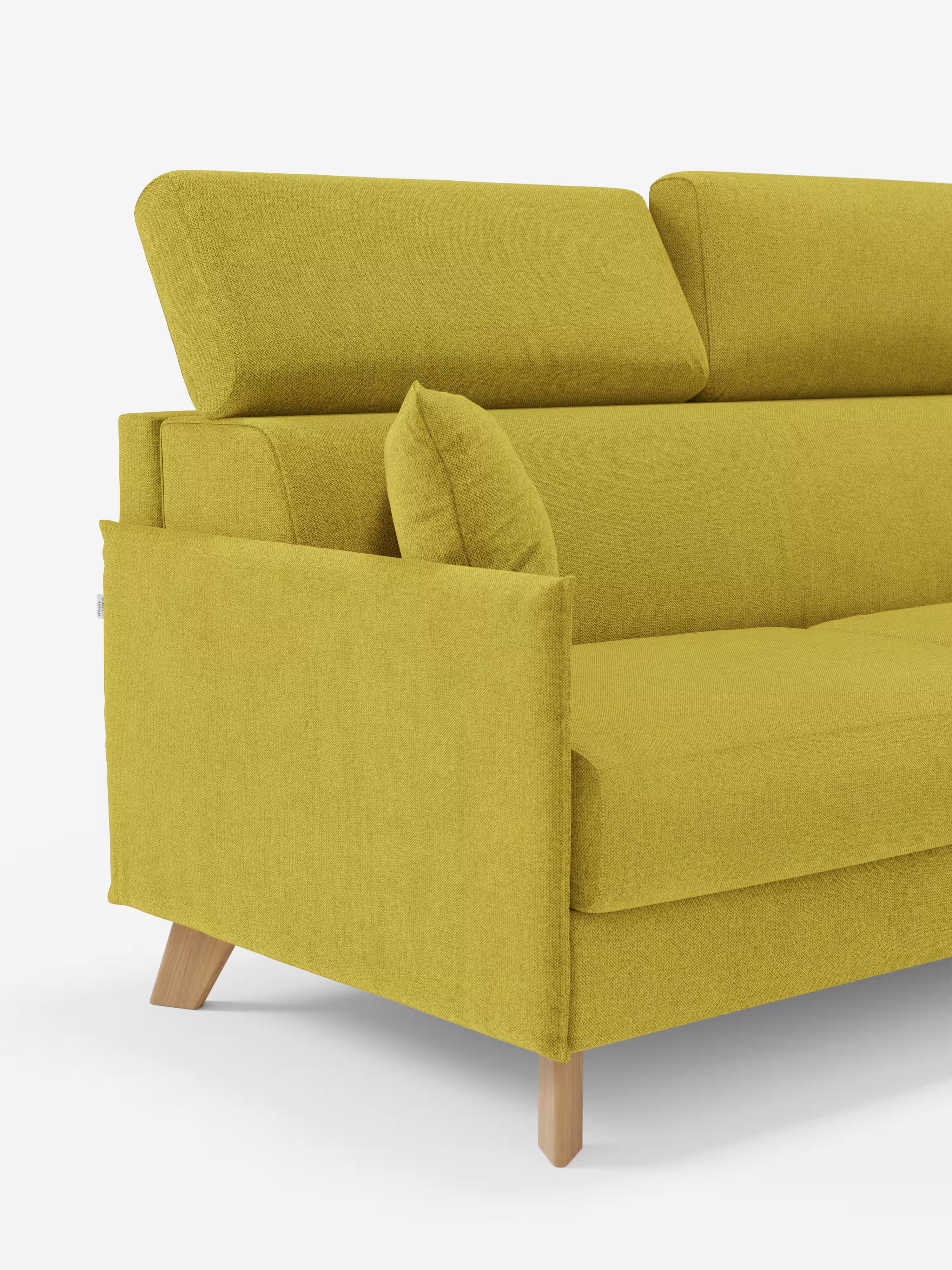 Scopri il divano letto matrimoniale angolare Sole con penisola contenitore e poggiatesta reclinabili di Divani.Store, rivestito in tessuto T23 giallo senape facile da pulire. Questo elegante divano letto è dotato di poggiatesta regolabile, gambe angolari in legno e cuscino di seduta abbinato. Ispirato allo stile scandinavo, le sue linee pulite e la silhouette slanciata sono messe in risalto dall’immagine, che ne mostra una vista parziale laterale e frontale su uno sfondo bianco a tinta unita.