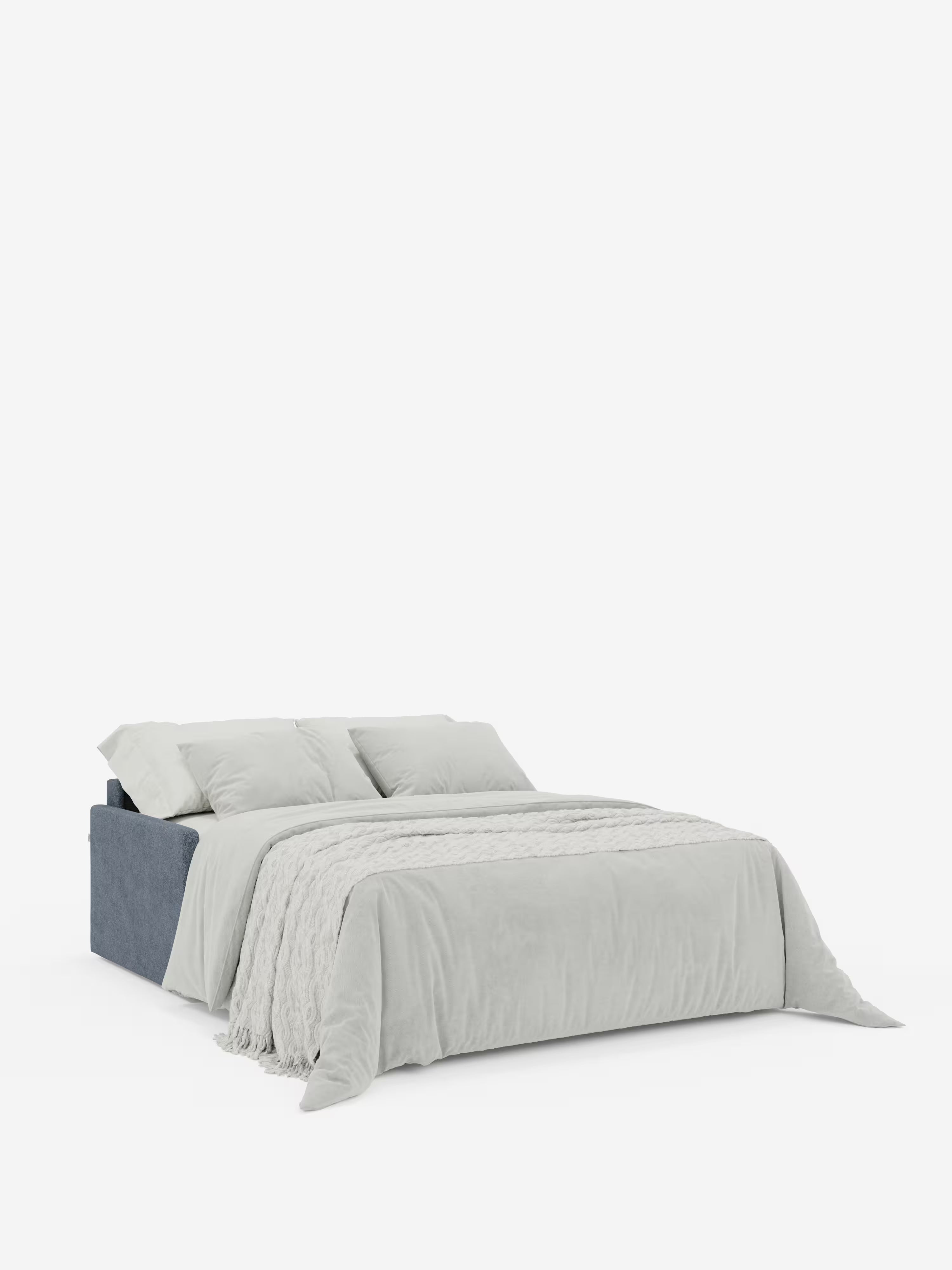 Un letto rifatto con cura: il modello Tommy Divano letto a 2 e 3 posti matrimoniale di Divani.Store, rivestito in tessuto T33 grigio-blu scuro, simile al cotone e resistente alle macchie, con rivestimento sfoderabile al 100%. Tre cuscini coordinati e un plaid testurizzato completano il piumone grigio chiaro, mentre l’elegante silhouette slanciata della struttura del divano, ispirata al modello «braccioli slim», risalta sullo sfondo bianco a tinta unita, rendendo il letto il punto focale della stanza.