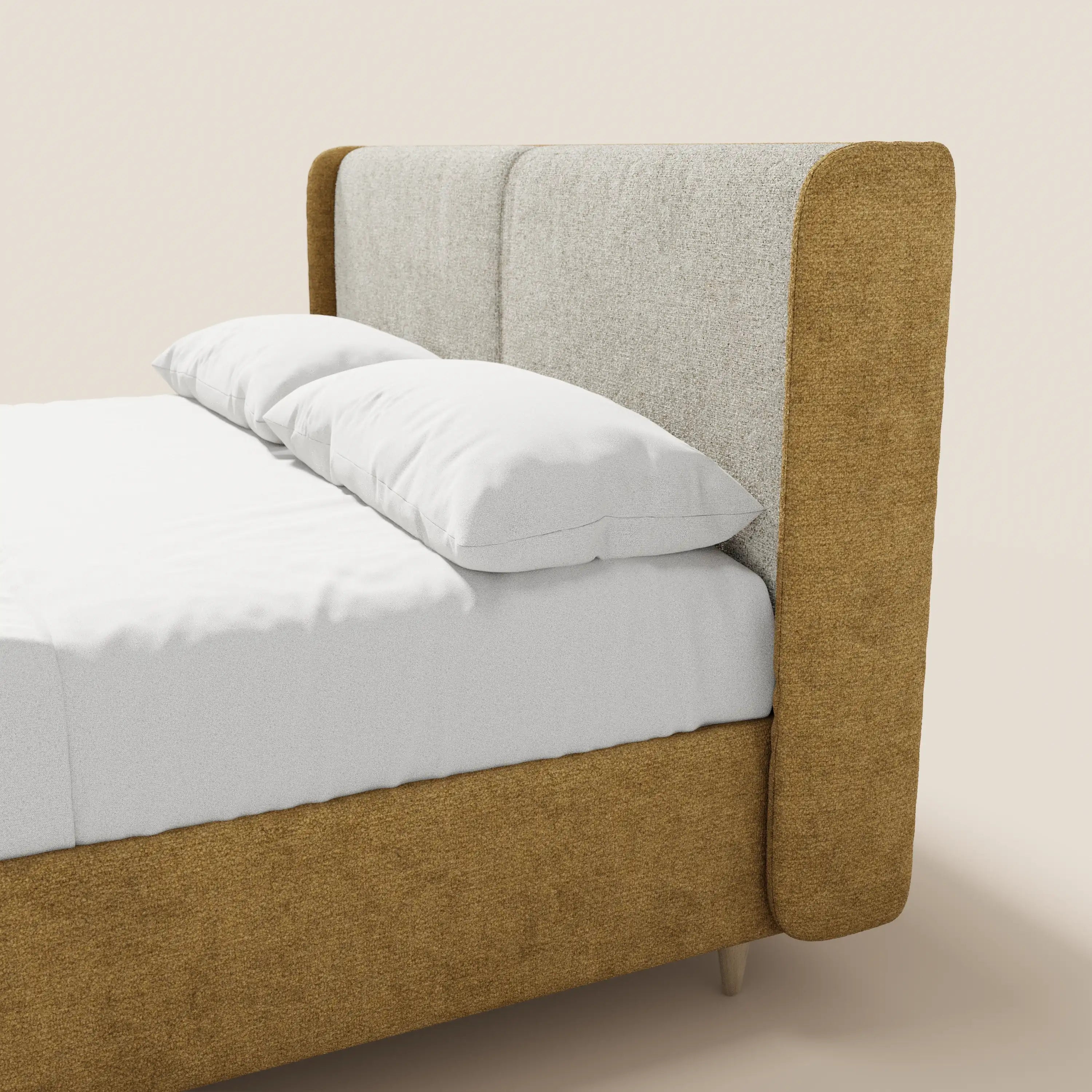 Il letto imbottito bicolore VALKIRIA di Letti.store presenta una struttura rivestita in marrone chiaro, una testiera alta e ricurva con la parte centrale in tessuto grigio chiaro testurizzato e i lati marroni, oltre a un vano portaoggetti; qui è abbinato a cuscini e biancheria da letto bianchi.