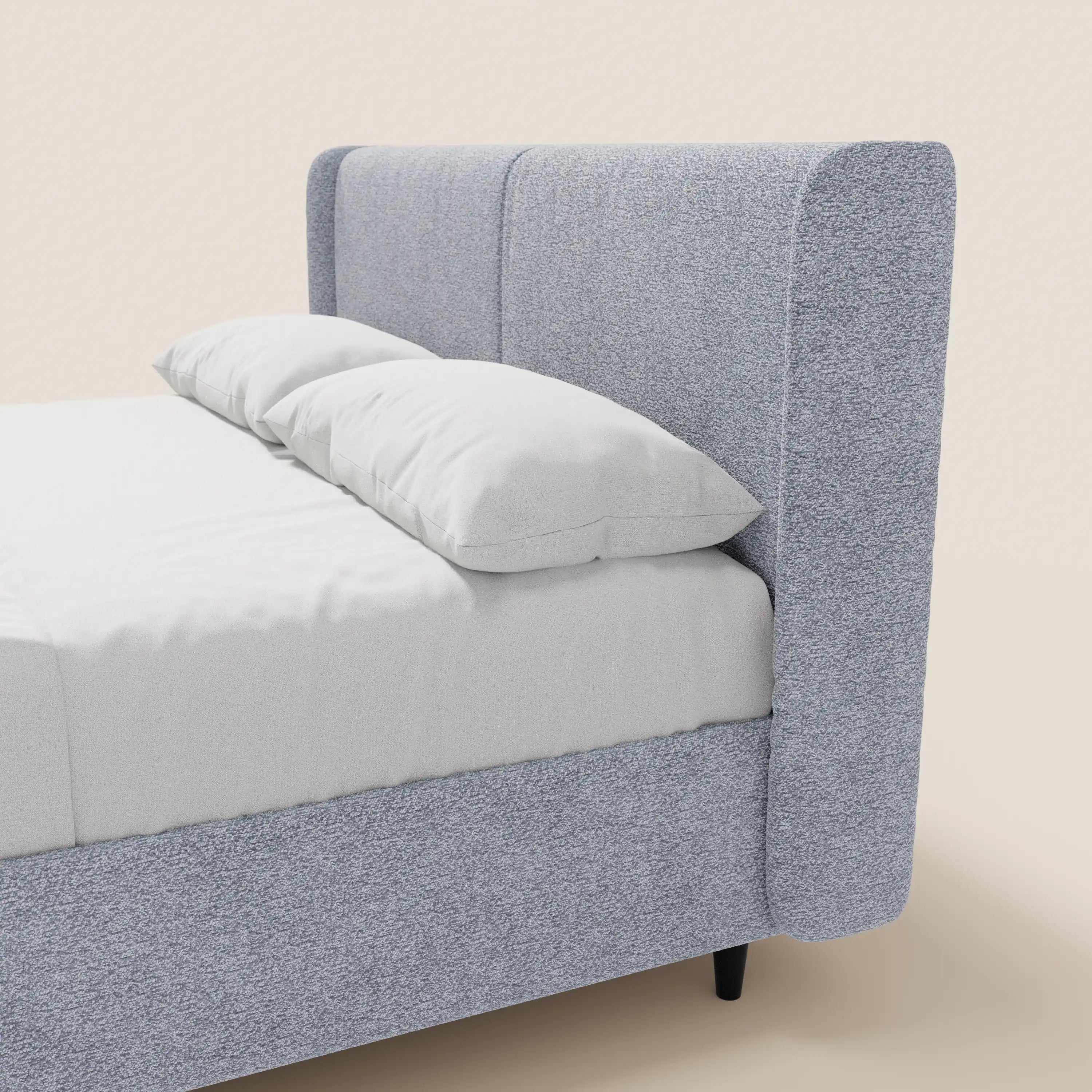 VALKIRIA di Letti.store è un letto di design moderno con vano contenitore, testiera avvolgente, 2 cuscini imbottiti e tessuto certificato Oeko-Tex®. Il suo look grigio chiaro e lo stile minimalista risaltano sullo sfondo bianco sporco.