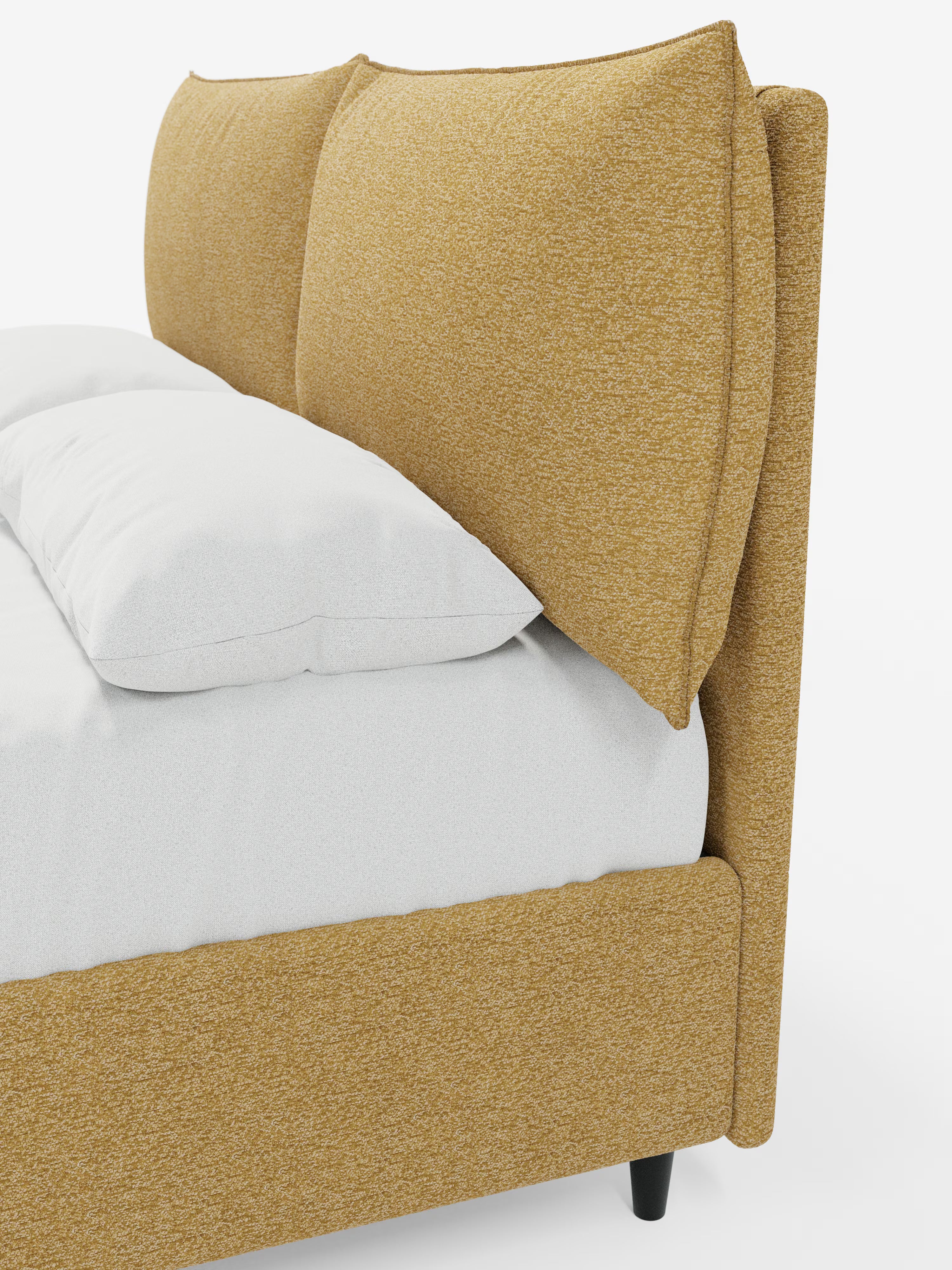 Primo piano del letto imbottito con contenitore ZAYRON di Letti.store, caratterizzato da testiera e struttura in tessuto giallo senape certificato Oeko-Tex®. La testiera regolabile include due cuscini imbottiti, simili a cuscini da letto, per un comfort ancora maggiore. Il materasso è rivestito da un lenzuolo bianco e questo letto dal design moderno poggia su corte gambe nere.