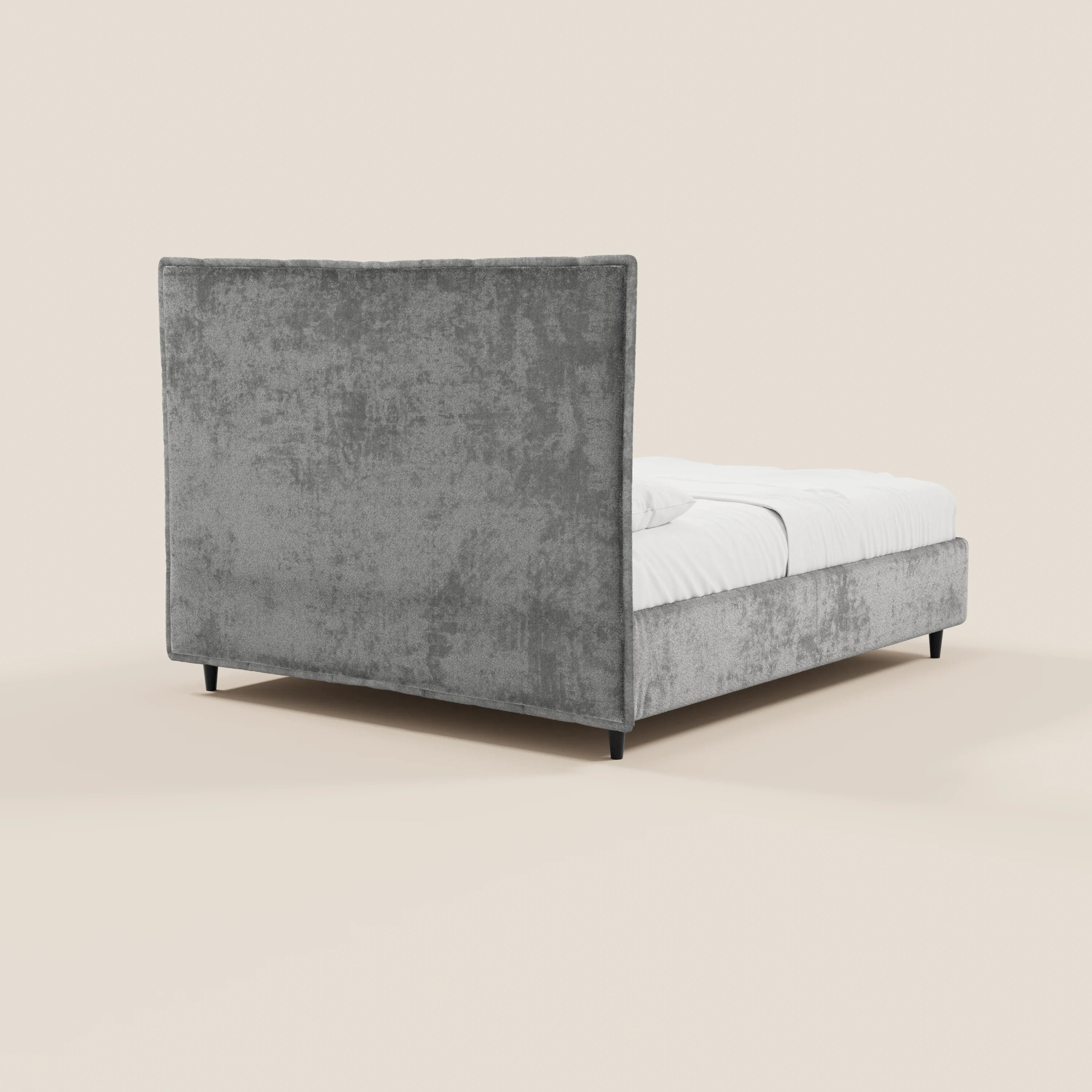 Il letto imbottito AURO con contenitore di Letti.store presenta una testiera alta e capitonné in ciniglia certificata Oeko-Tex®, gambe nere e biancheria da letto bianca; è raffigurato in una prospettiva laterale posteriore su uno sfondo chiaro.