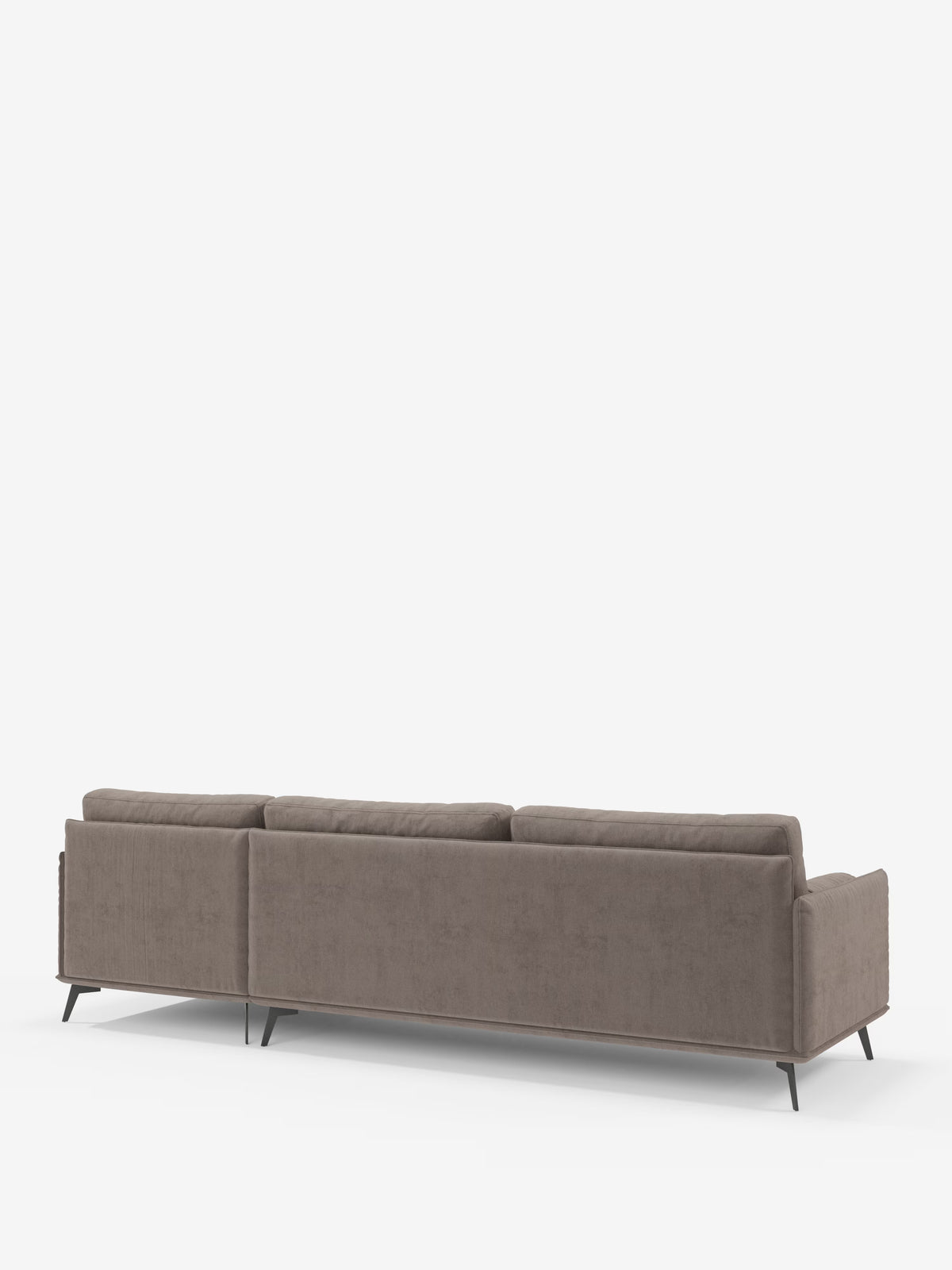Il divano moderno angolare con penisola Basalto di Divani.Store è ripreso nella vista posteriore. Questo divano italiano contemporaneo, realizzato con tessuto T31 marrone chiaro resistente alle macchie e cuscini in piuma, presenta braccioli bassi e tre cuscini dello schienale. È sostenuto da un'elegante base in metallo con sottili gambe nere, che risalta su uno sfondo bianco a tinta unita.