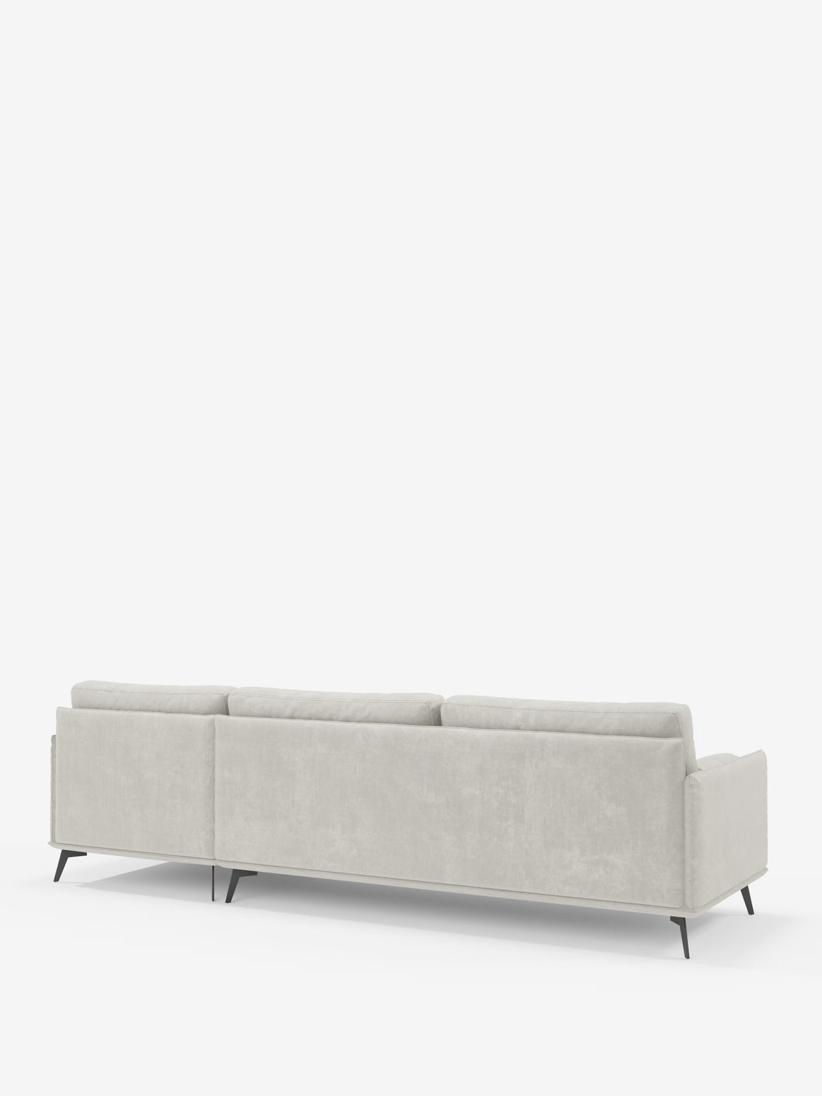 Un divano moderno angolare a tre posti Basalto, di colore grigio chiaro, di Divani.Store, è raffigurato di retro su uno sfondo bianco a tinta unita. Questo divano in tessuto sfoderabile presenta linee pulite, morbidi cuscini in piuma rivestiti in tessuto T31 antimacchia e sottili gambe in metallo nero, per un look contemporaneo e minimalista.