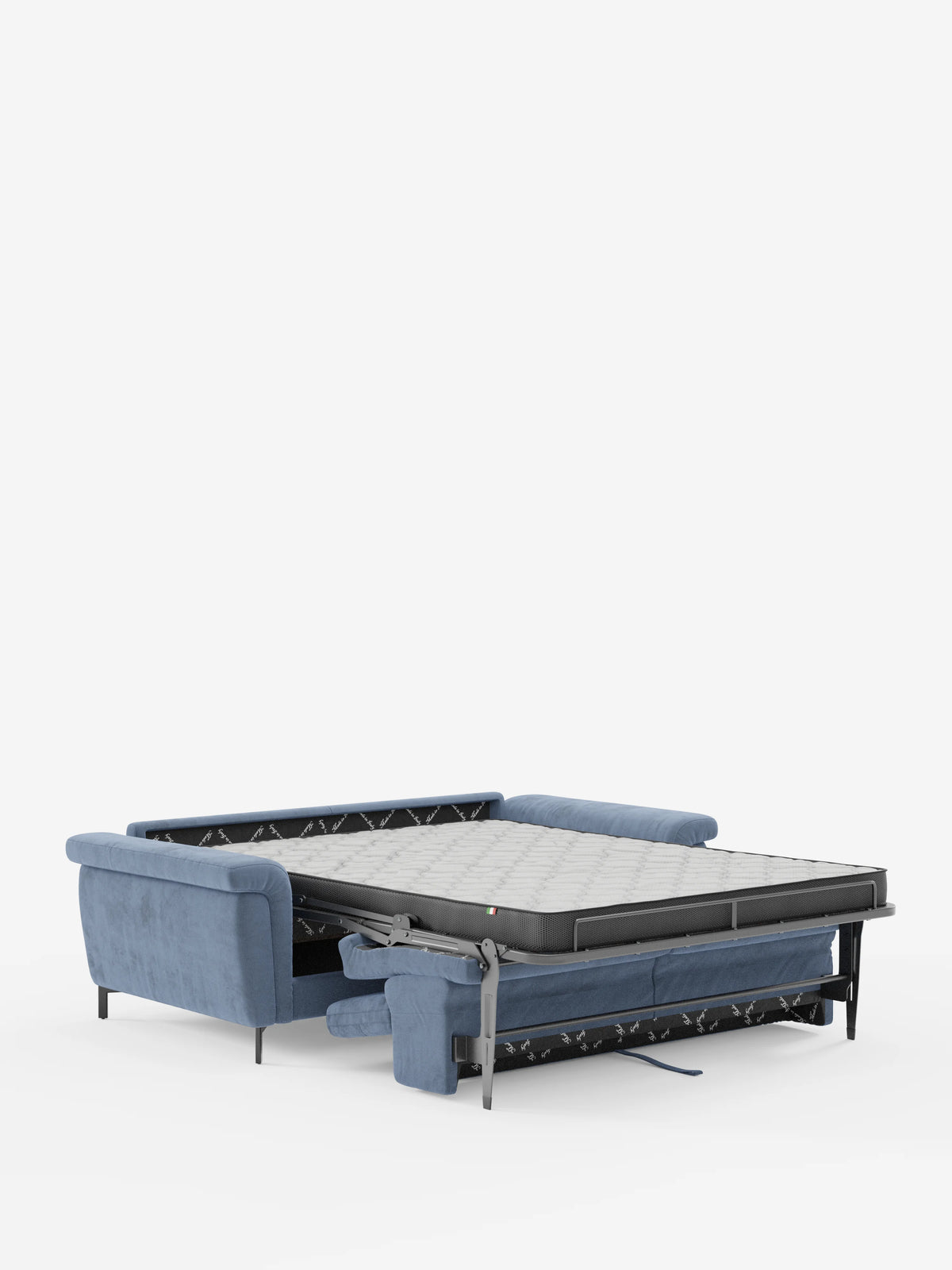 Un divano letto di design Capri blu con piedini alti di Divani.Store è esposto con il materasso esteso. Questo modello, rivestito in raffinato tessuto effetto velluto smacchiabile T30, presenta braccioli arrotondati, gambe alte nere e una struttura di sostegno in metallo a vista per il materasso. Su uno sfondo bianco a tinta unita, mette in risalto la raffinata maestria artigianale italiana con i suoi poggiatesta reclinabili.
