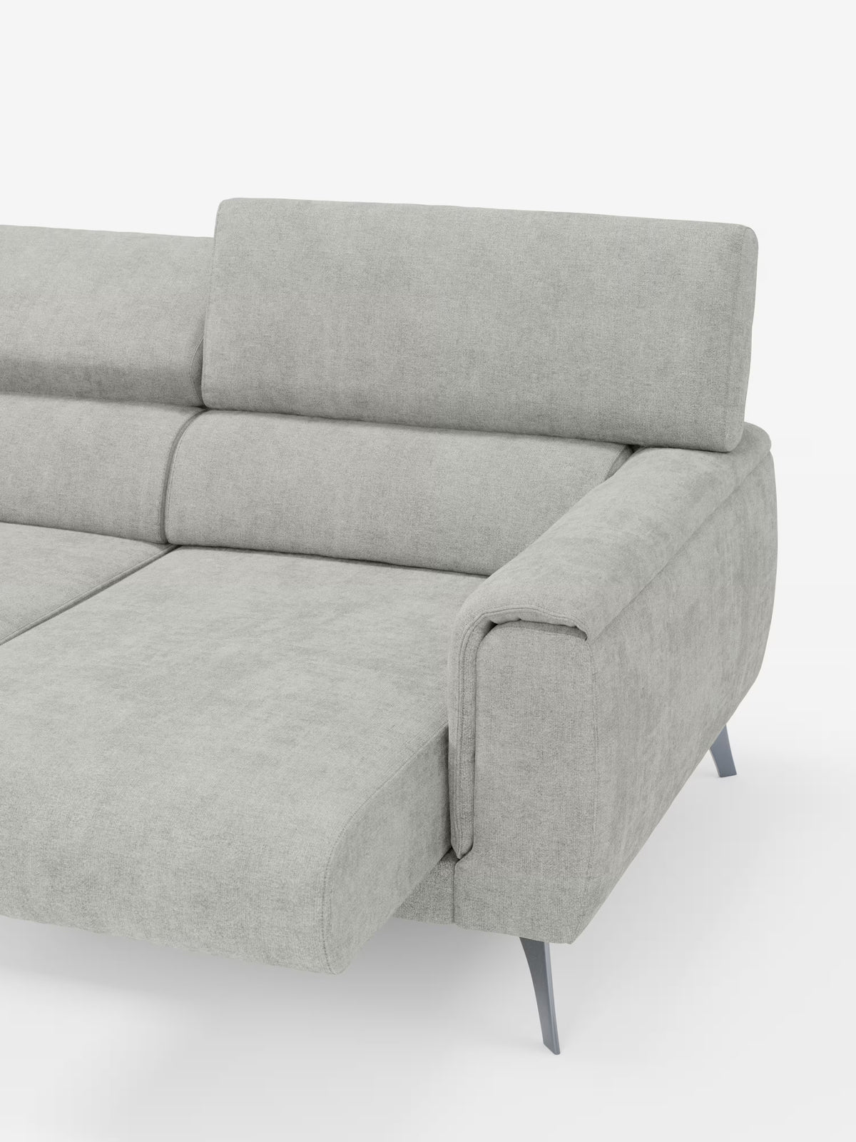 Un divano contemporaneo Caravaggio a 4 posti con tre sedute scorrevoli di Divani.Store, rivestito in tessuto T31 grigio chiaro antimacchia, caratterizzato da un’ampia chaise longue, gambe in metallo e poggiatesta reclinabili. L’immagine è ripresa su uno sfondo bianco a tinta unita e mostra solo il lato destro di questo divano moderno.