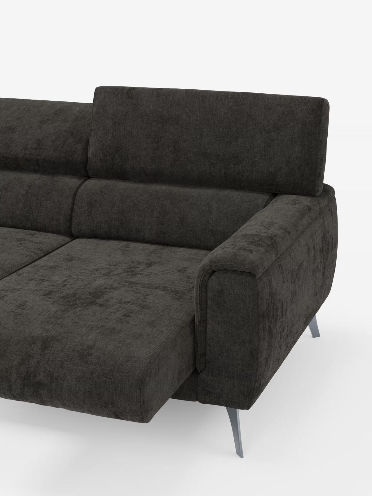 Vista parziale del divano Caravaggio a 4 posti con tre sedute scorrevoli di Divani.Store, rivestito in tessuto T31 color antracite scuro resistente alle macchie, caratterizzato da una sezione chaise longue allungata, gambe angolate in metallo argentato, ampi braccioli e schienale rettangolare imbottito con poggiatesta regolabili. Questo divano dalle linee eleganti coniuga perfettamente stile e comfort per gli spazi abitativi contemporanei.