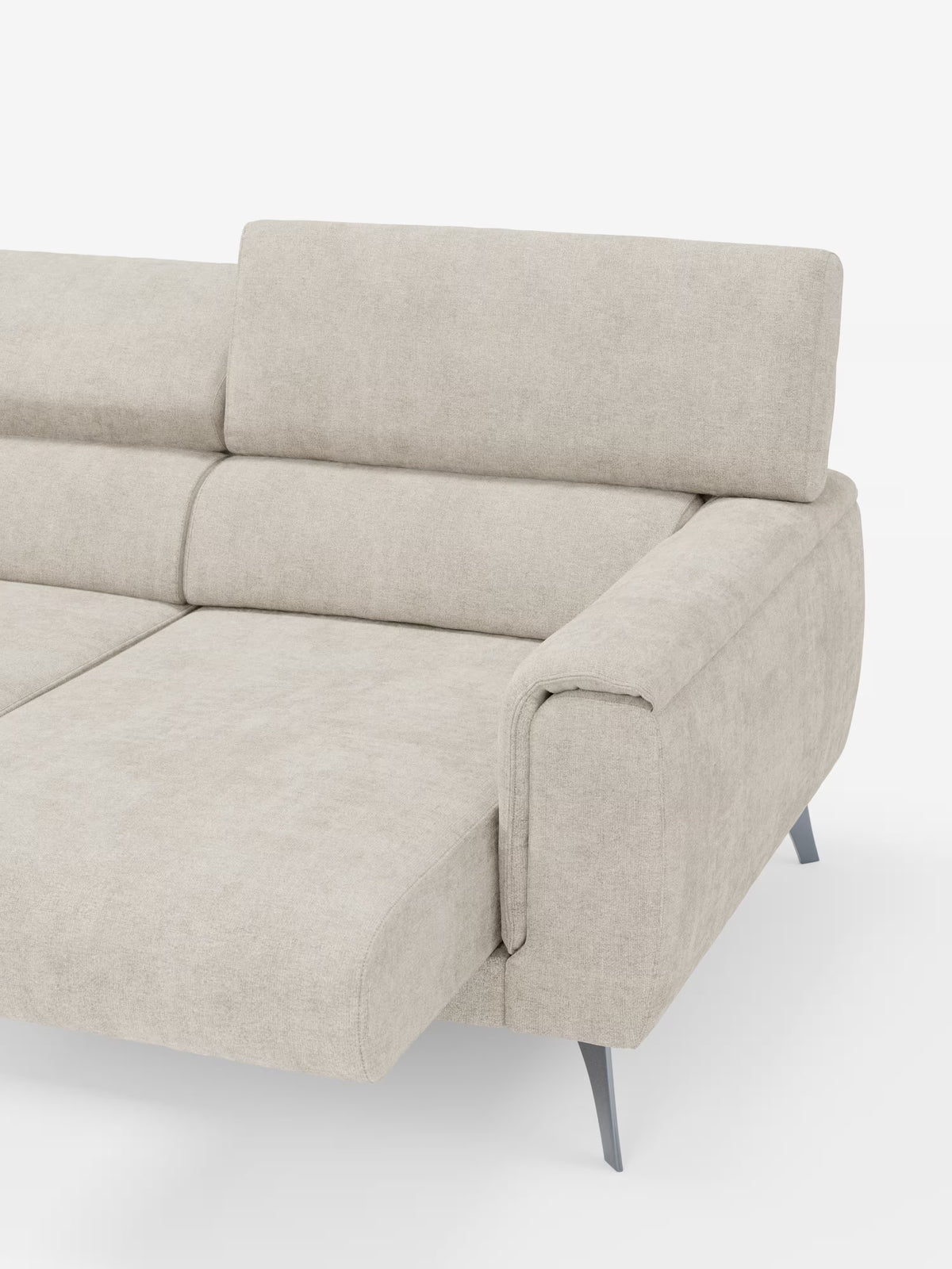 Un moderno divano componibile in tessuto beige chiaro, il divano a 4 posti Caravaggio di Divani.Store, è dotato di tre sedute scorrevoli, una chaise longue e poggiatesta reclinabili in tessuto T31 di facile pulizia. Questo complemento d’arredo contemporaneo si distingue per le linee rette, i morbidi cuscini, l’ampio bracciolo e le sottili gambe angolate in metallo, il tutto su uno sfondo bianco a tinta unita.
