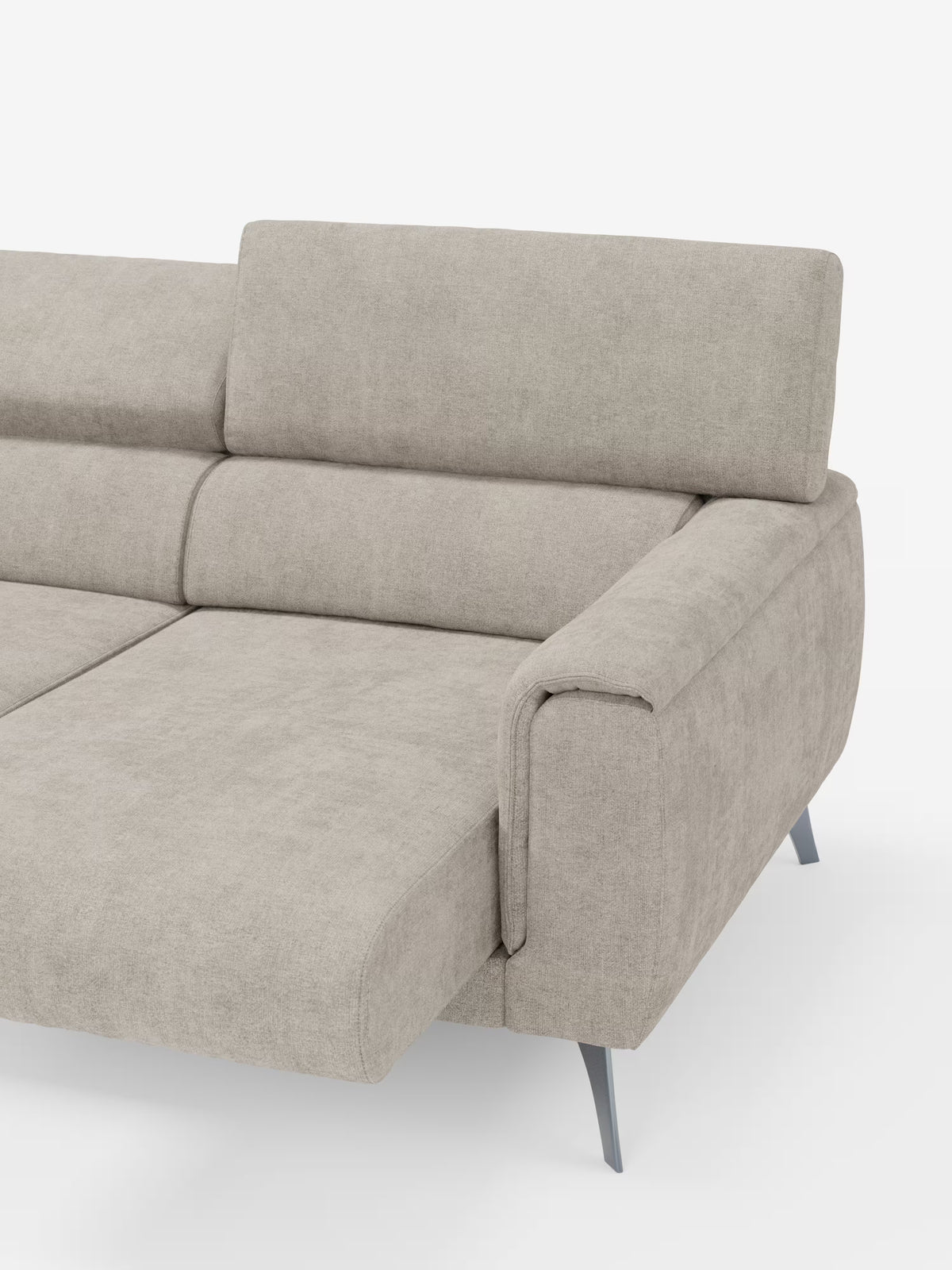 Il divano Caravaggio a 4 posti con tre sedute scorrevoli di Divani.Store è un moderno divano componibile color beige chiaro, rivestito in tessuto T31 resistente alle macchie. È dotato di tre sedute scorrevoli, poggiatesta regolabili, ampi braccioli, eleganti gambe in metallo e un design dal profilo ribassato, il tutto su uno sfondo bianco a tinta unita.