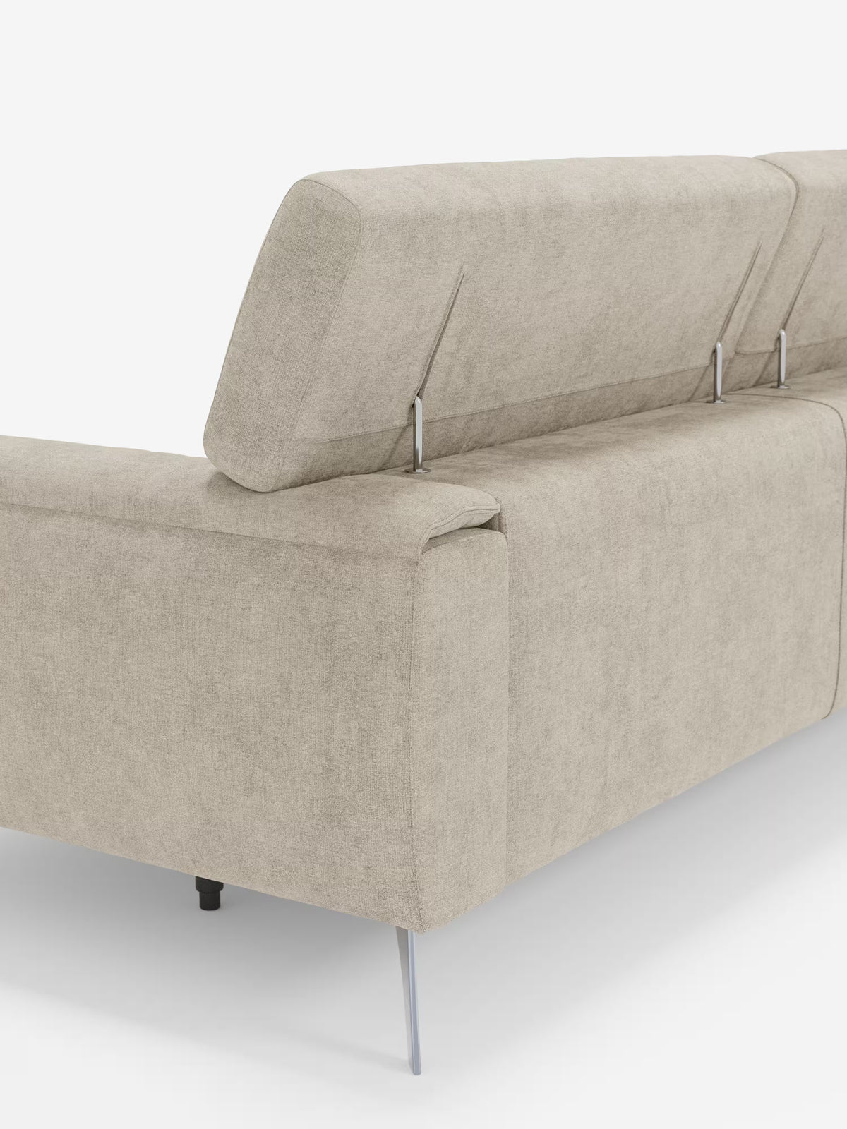Un primo piano del divano Caravaggio a 2 e 3 posti di Divani.Store ne rivela il design slanciato e contemporaneo, caratterizzato da poggiatesta regolabili con supporti in metallo, gambe sottili in metallo e l’elegante tessuto T31, resistente alle macchie e dalla trama particolare. Le linee pulite e il profilo minimalista del divano lo rendono la scelta ideale per un soggiorno contemporaneo o per chiunque sia alla ricerca di un divano moderno in grado di valorizzare con naturalezza interni sofisticati.
