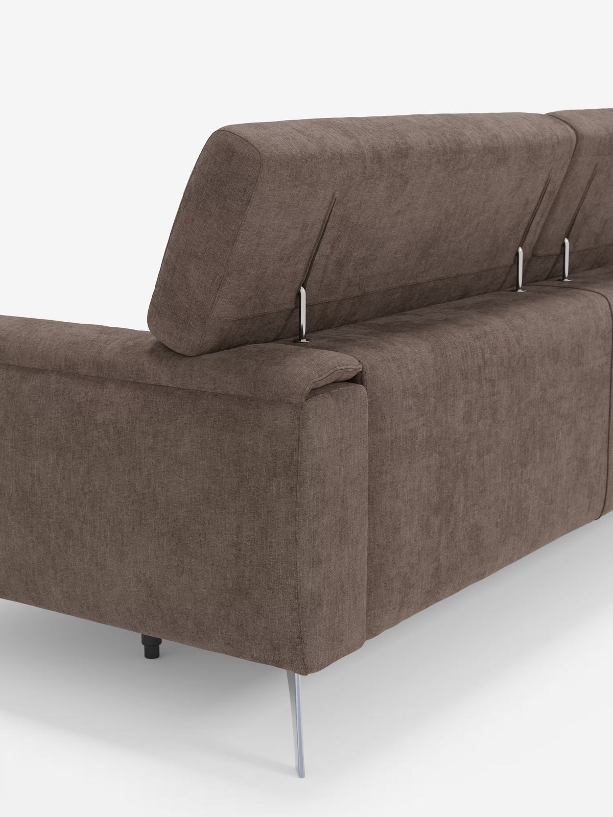 Primo piano della parte posteriore del divano Caravaggio a 2 e 3 posti di Divani.Store, rivestito in elegante tessuto marrone T31 resistente alle macchie, dall’aspetto morbido e strutturato. Il divano è dotato di sedute estensibili, poggiatesta reclinabili e sottili gambe in metallo argentato. Posizionato su uno sfondo bianco, questo divano lineare mette in risalto il suo design moderno e minimalista.