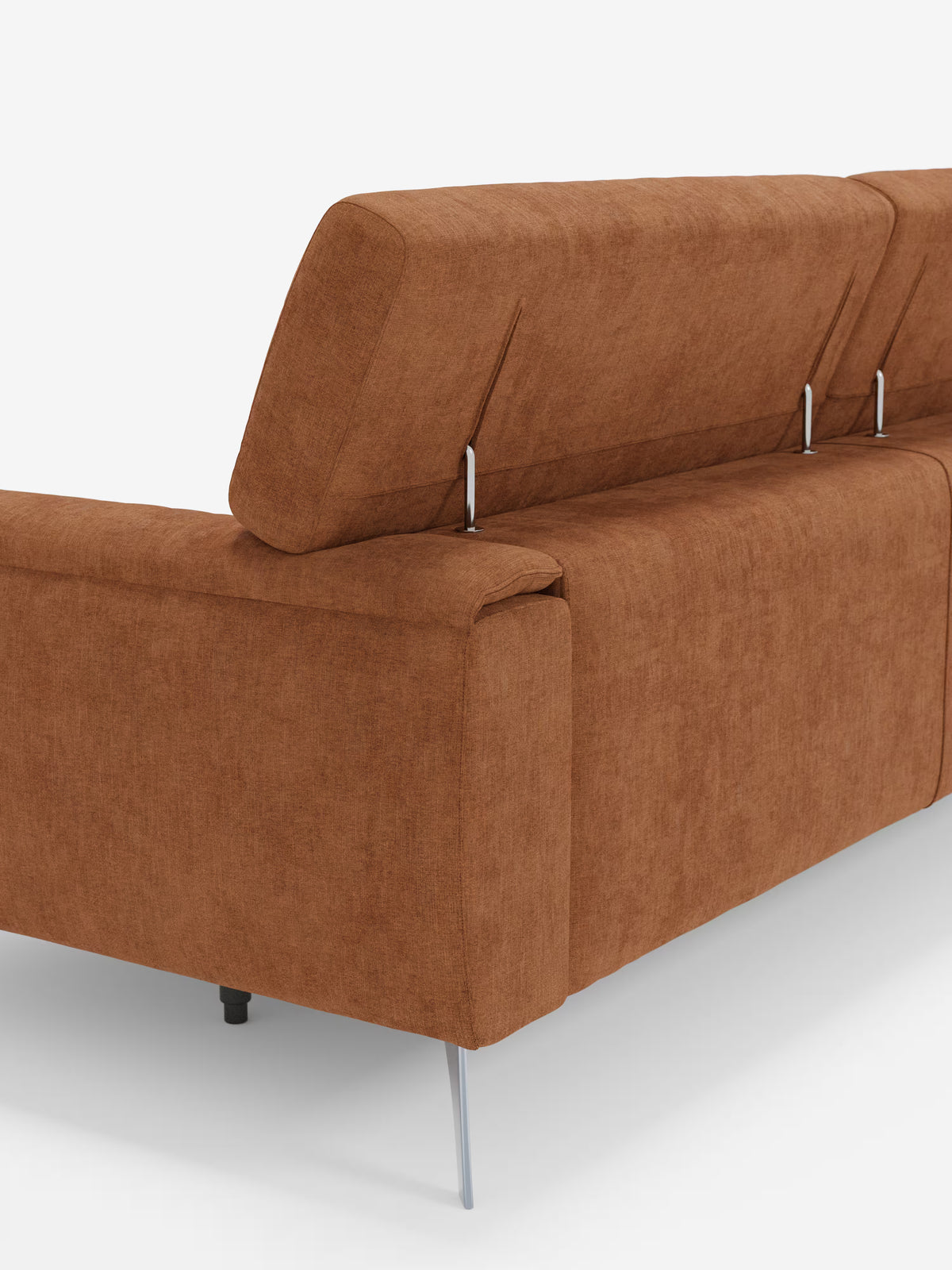 Il divano Caravaggio a 2 e 3 posti di Divani.Store è raffigurato di retro e di profilo su uno sfondo bianco, rivestito con l’elegante tessuto T31, resistente alle macchie, caratterizzato da una ricca tonalità marrone e da una delicata trama. Caratterizzato da linee rettangolari pulite che gli conferiscono un look contemporaneo, questo divano moderno è dotato di poggiatesta regolabili e di eleganti gambe cromate. Il design lineare è valorizzato dalle sedute allungabili, che offrono maggiore comfort e