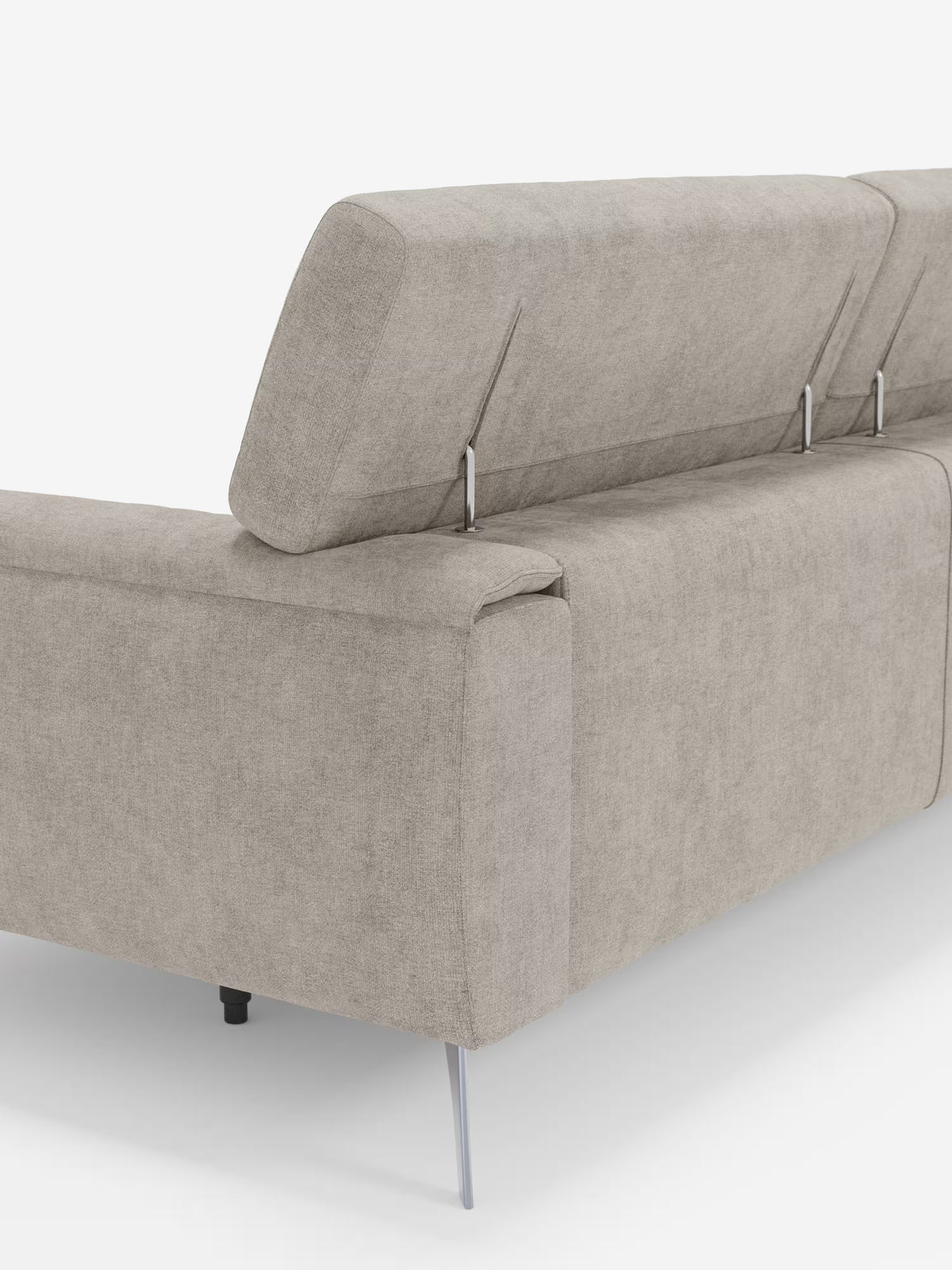 Il divano Caravaggio a 2 e 3 posti di Divani.Store, in grigio chiaro, rivestito con l’elegante tessuto T31 resistente alle macchie, è raffigurato di retro. Questo moderno divano dalle linee lineari è dotato di sedute allungabili e poggiatesta regolabili, sostenuti da sottili aste metalliche e da gambe slanciate in metallo. Il suo design minimalista si caratterizza per le linee pulite e la tonalità neutra, che lo rendono ideale per gli interni contemporanei.