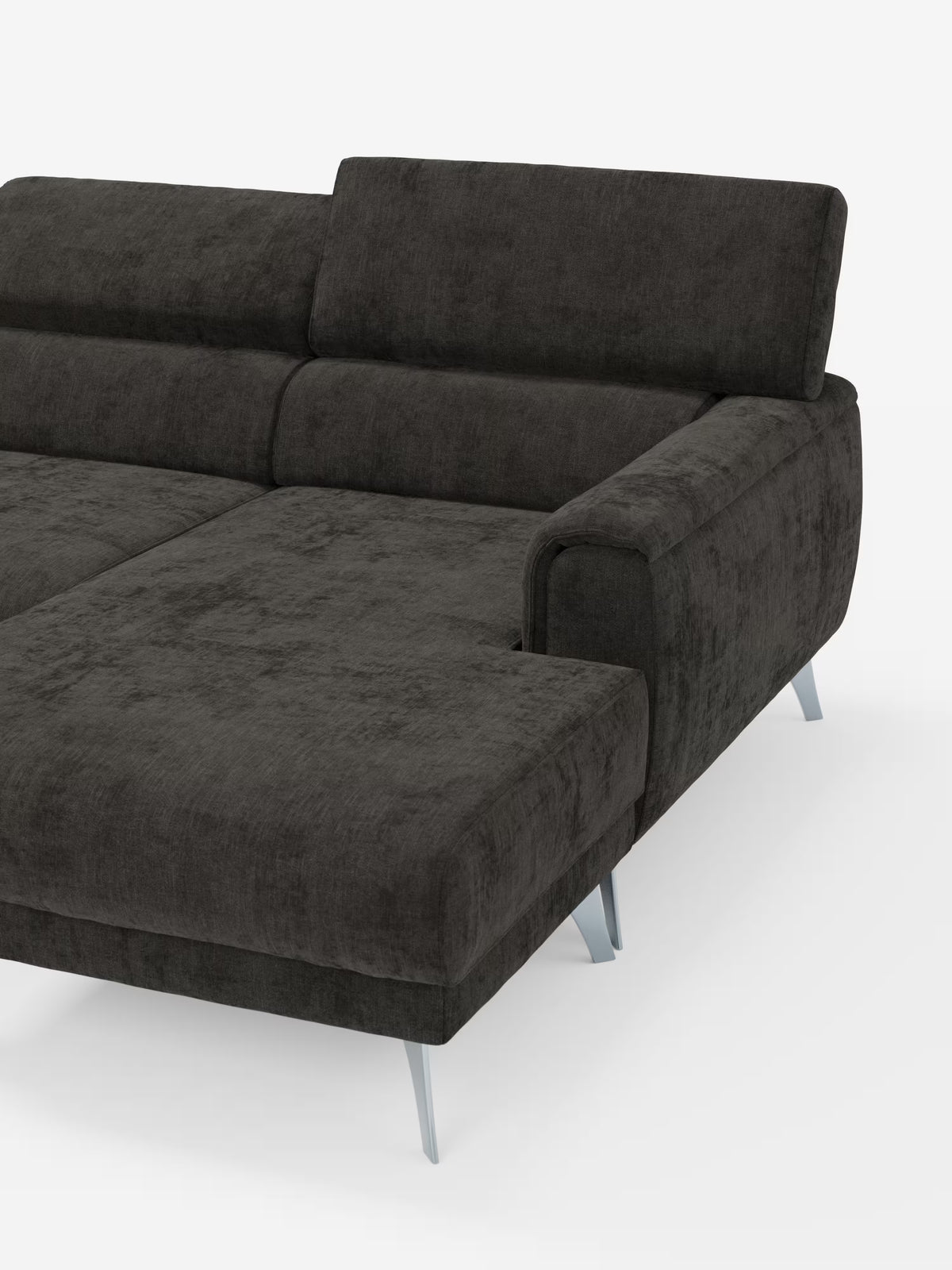 Il divano angolare Caravaggio con penisola e sedute scorrevoli in tessuto smacchiabile T31 di Divani.Store è un moderno divano componibile in tessuto color antracite scuro, caratterizzato da un'estensione a chaise longue, morbidi cuscini dello schienale e della seduta ed eleganti gambe in metallo, raffigurato su uno sfondo bianco a tinta unita.