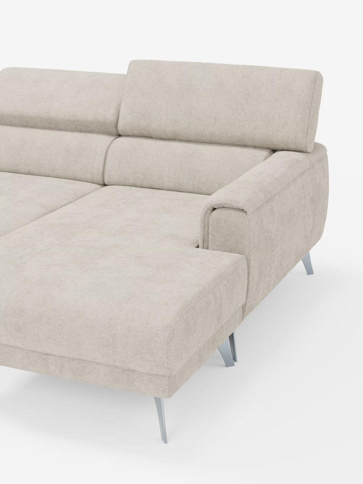 Un divano angolare contemporaneo Caravaggio con penisola e sedute scorrevoli in tessuto antimacchia T31 di Divani.Store, rivestito in tessuto beige chiaro antimacchia. Questo divano componibile presenta ampie sedute con meccanismo scorrevole, uno schienale angolare, eleganti gambe in metallo e una sezione chaise longue che si estende verso sinistra. Il divano è raffigurato su uno sfondo bianco.