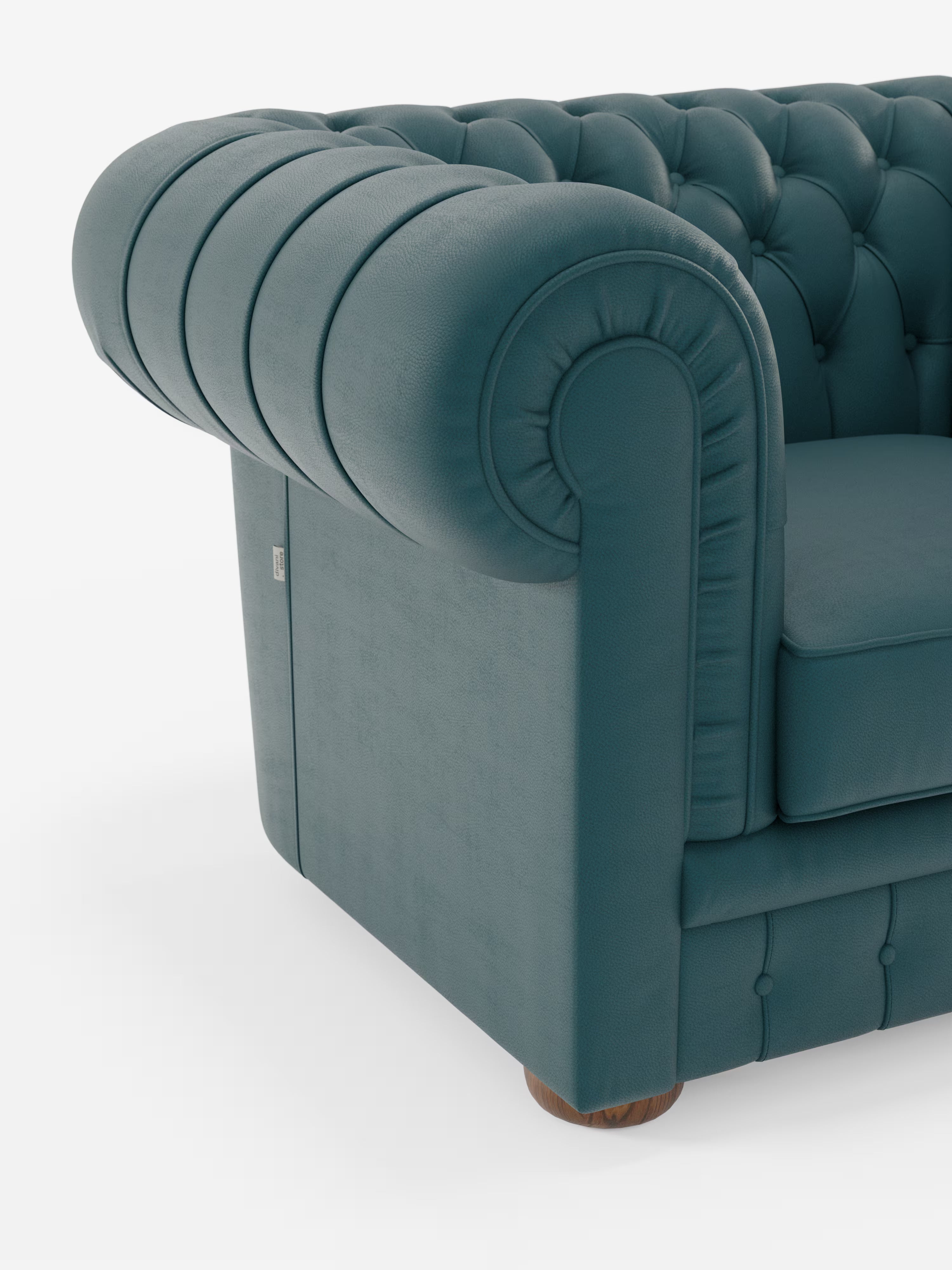 Primo piano del bracciolo della poltrona Chester in vera pelle spessorata con capitonné artigianale di Divani.Store, che mette in risalto la sua classica lavorazione capitonné con bottoni profondi, il bracciolo arrotondato, il rivestimento in morbida pelle color verde acqua e un piedino basso in legno, il tutto su uno sfondo bianco a tinta unita. Sono visibili solo il lato sinistro e una parte del cuscino di seduta di questa elegante poltrona.