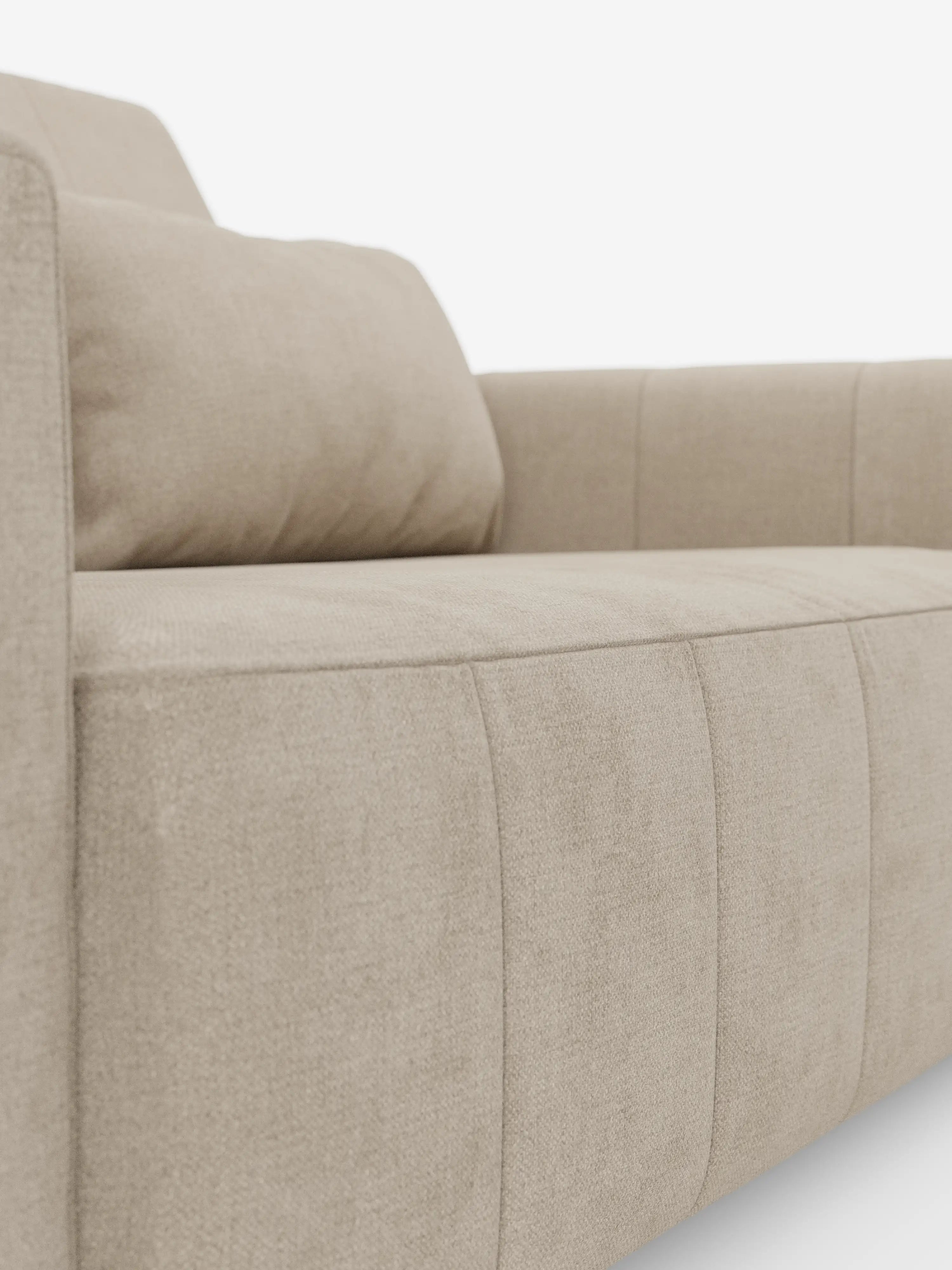 Primo piano del divano a 3 posti Doric di Divani.Store, presentato in tessuto T23 beige chiaro smacchiabile. L'immagine mette in risalto il bracciolo, il cuscino di seduta e parte dello schienale, catturando la morbida trama del rivestimento e le linee pulite e dritte su uno sfondo bianco. Dotato di sedute allungabili elettricamente e di un poggiatesta reclinabile, questo divano dal design moderno coniuga perfettamente l'eleganza contemporanea con il comfort pratico.