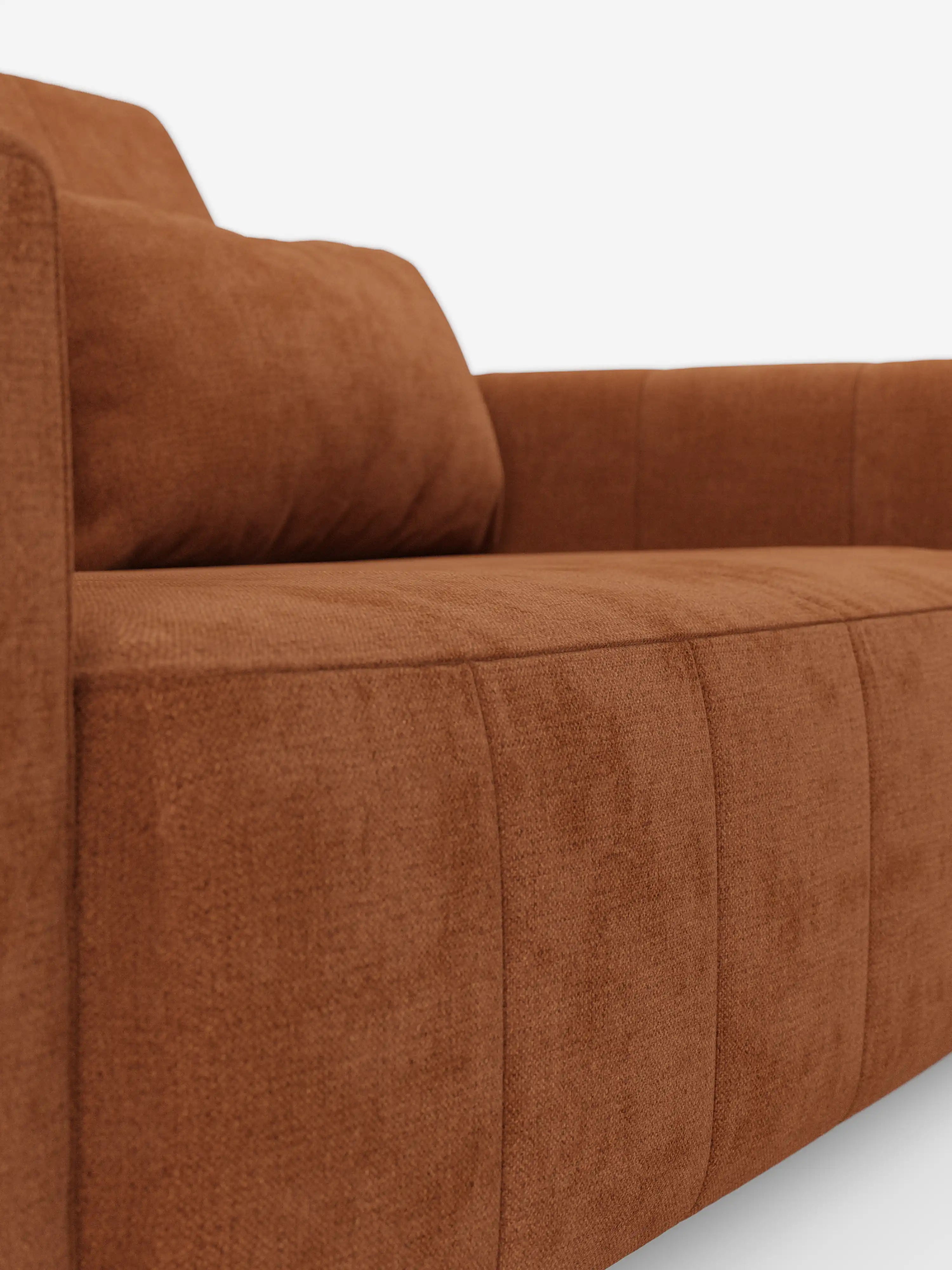 Primo piano del divano dorico a 3 posti di Divani.Store, rivestito in tessuto T23 color ruggine e resistente alle macchie. Questo divano moderno presenta sedute morbide ed estensibili con funzione di relax elettrica, un ampio bracciolo e un cuscino poggiatesta reclinabile abbinato. L'elegante trama del rivestimento risalta chiaramente sullo sfondo bianco a tinta unita, mettendo in risalto il design raffinato.
