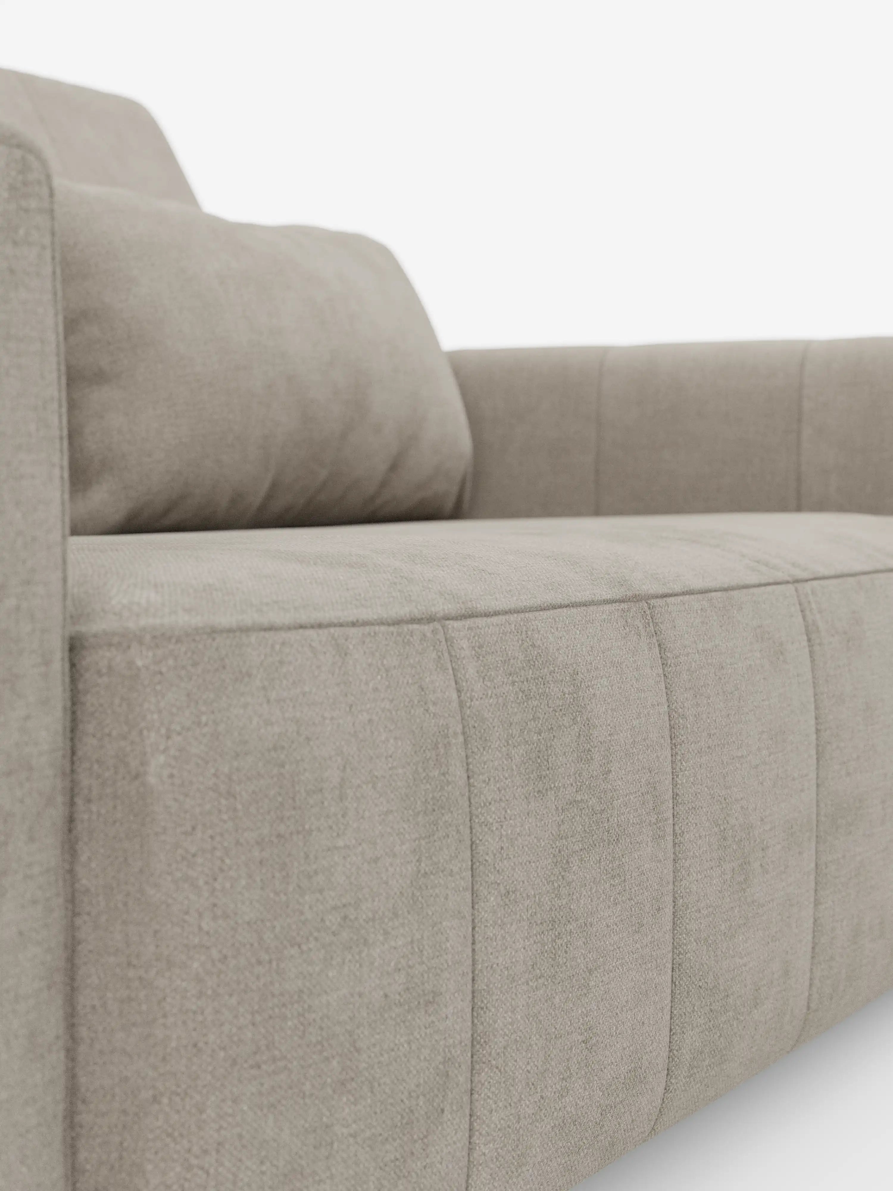 Primo piano della vista laterale del divano dorico a 3 posti con sedute allungabili tramite meccanismo relax elettrico di Divani.Store, caratterizzato da morbidi cuscini e da braccioli bassi e squadrati. Rivestito in tessuto T23 leggermente testurizzato e resistente alle macchie, il design minimalista e contemporaneo risalta sullo sfondo bianco e include poggiatesta regolabili per un comfort ancora maggiore.