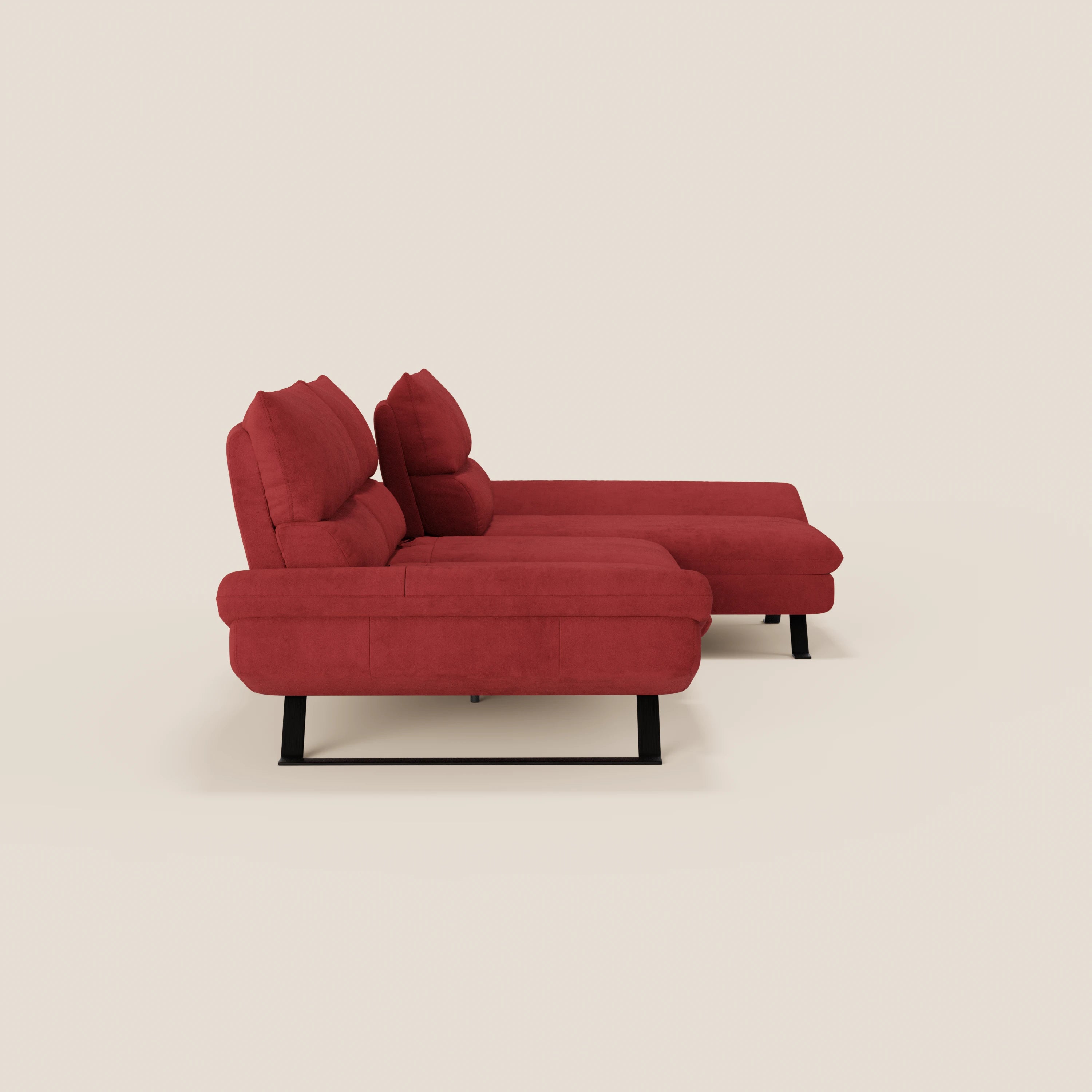 Due Eclipse Divano angolare con penisola di Divani.Store, caratterizzati da microfibra T11 antimacchia e schienali scorrevoli, sono posizionati l'uno accanto all'altro su un semplice sfondo beige. Il loro design elegante e contemporaneo spicca in un ambiente minimalista.