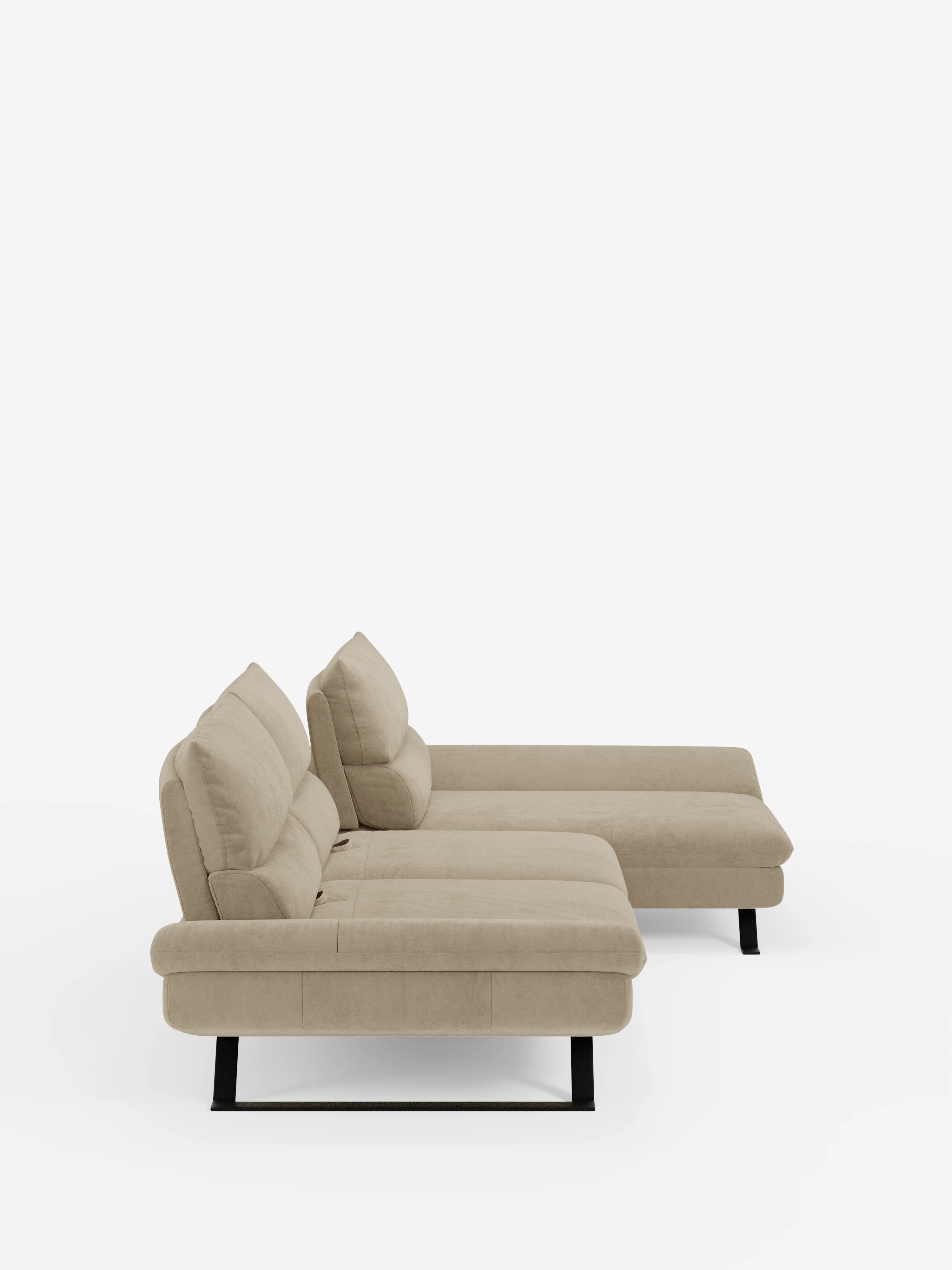 Il divano angolare Eclipse con penisola e schienali traslanti in microfibra tecnica smacchiabile T11 di Divani.Store è un divano componibile moderno di colore beige, dotato di due cuscini di seduta e due chaise longue sul lato destro. È caratterizzato da cuscini dello schienale spessi e spostabili (schienali traslanti) e da gambe in metallo nero, in risalto su uno sfondo bianco a tinta unita.