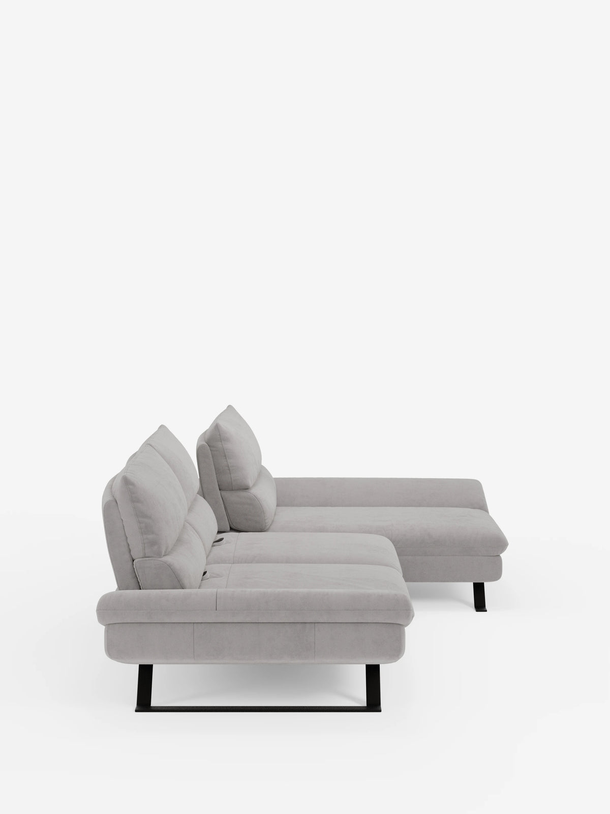 Due divani angolari Eclipse color grigio chiaro con penisola e schienali traslanti, realizzati in microfibra tecnica smacchiabile T11 di Divani.Store, caratterizzati da eleganti gambe in metallo nero e morbidi cuscini, sono disposti fianco a fianco su uno sfondo bianco, rivolti verso il lato destro dell’immagine. Il design contemporaneo esalta sia il comfort che lo stile sofisticato.