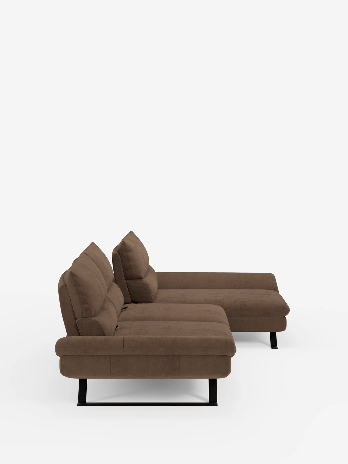 Vi presentiamo Eclipse Divano angolare con penisola e schienali traslanti in microfibra tecnica smacchiabile T11 di Divani.Store: un divano componibile contemporaneo di colore marrone con morbidi cuscini, una chaise longue sul lato destro ed eleganti gambe in metallo nero. Progettato per un comfort personalizzabile grazie ai suoi pratici schienali traslanti, questo moderno complemento d’arredo è presentato in una prospettiva laterale su uno sfondo bianco a tinta unita.
