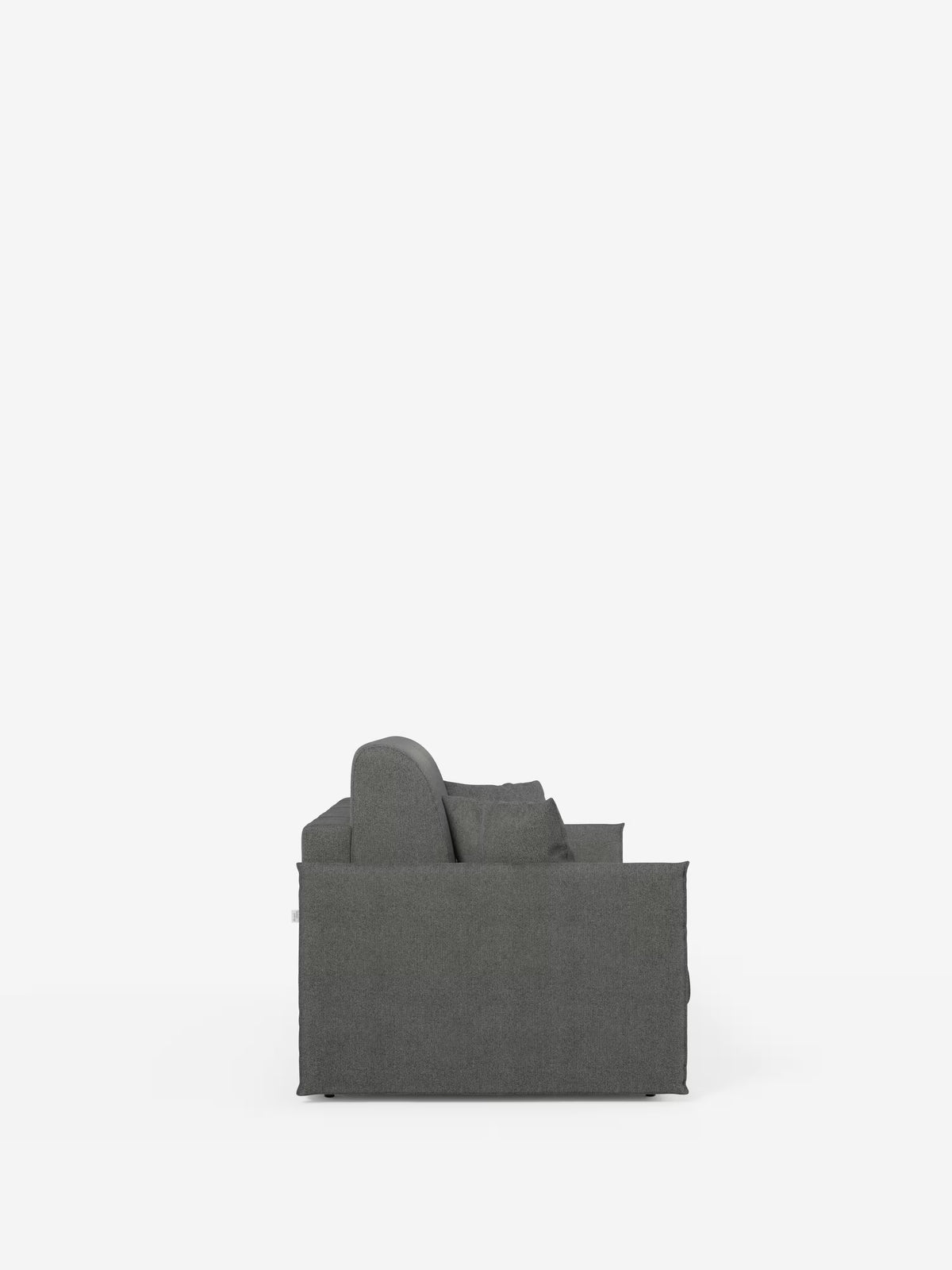 Un divano letto matrimoniale sfoderabile Evans di Divani.Store è ripreso di profilo su uno sfondo bianco a tinta unita. Caratterizzato da un design compatto con una silhouette squadrata, braccioli spessi, cuciture a vista e morbidi cuscini di seduta e schienale, questo divano letto in tessuto smacchiabile T23 include anche un pratico vano porta-cuscini.