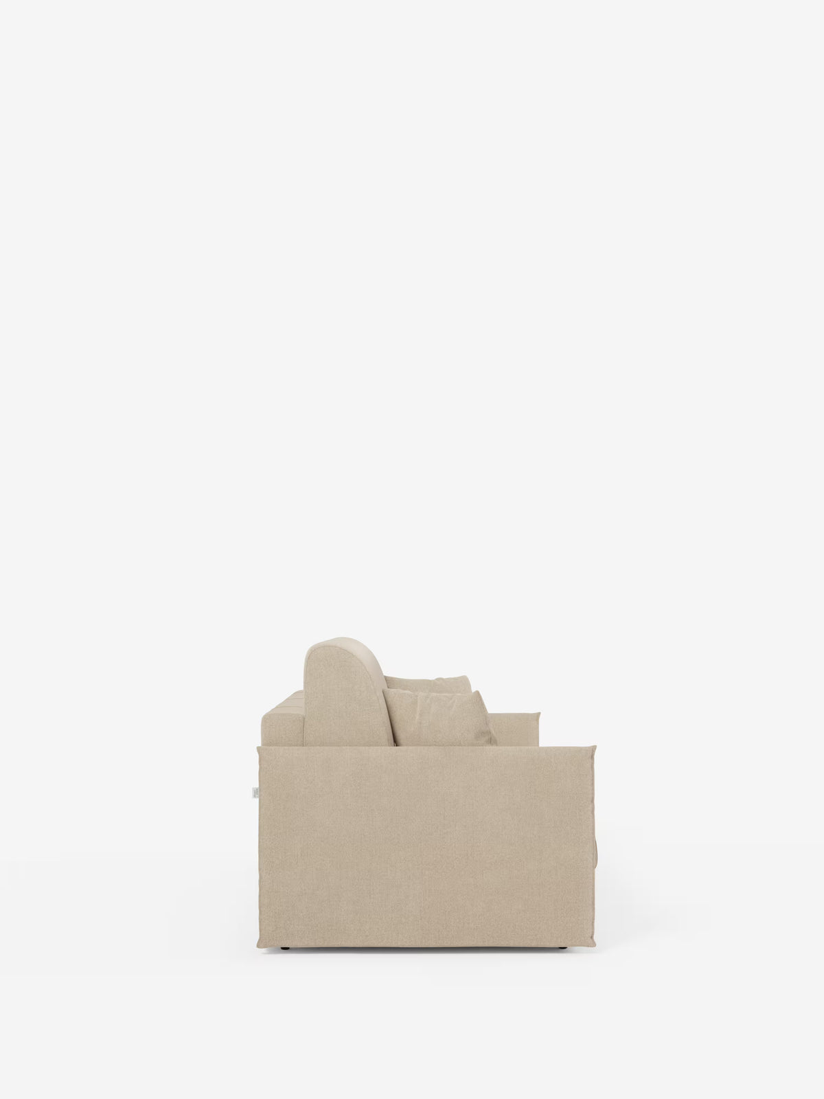 Vista laterale del divano letto matrimoniale sfoderabile Evans di Divani.Store, rivestito in tessuto T23 beige antimacchia. Questo modello compatto presenta due cuscini di seduta, uno schienale basso e braccioli squadrati dalle linee pulite, per un look moderno e minimalista. Posizionato su uno sfondo bianco, lo spazio sopra e intorno al divano è vuoto. Il divano è inoltre dotato di un pratico vano porta-cuscini.